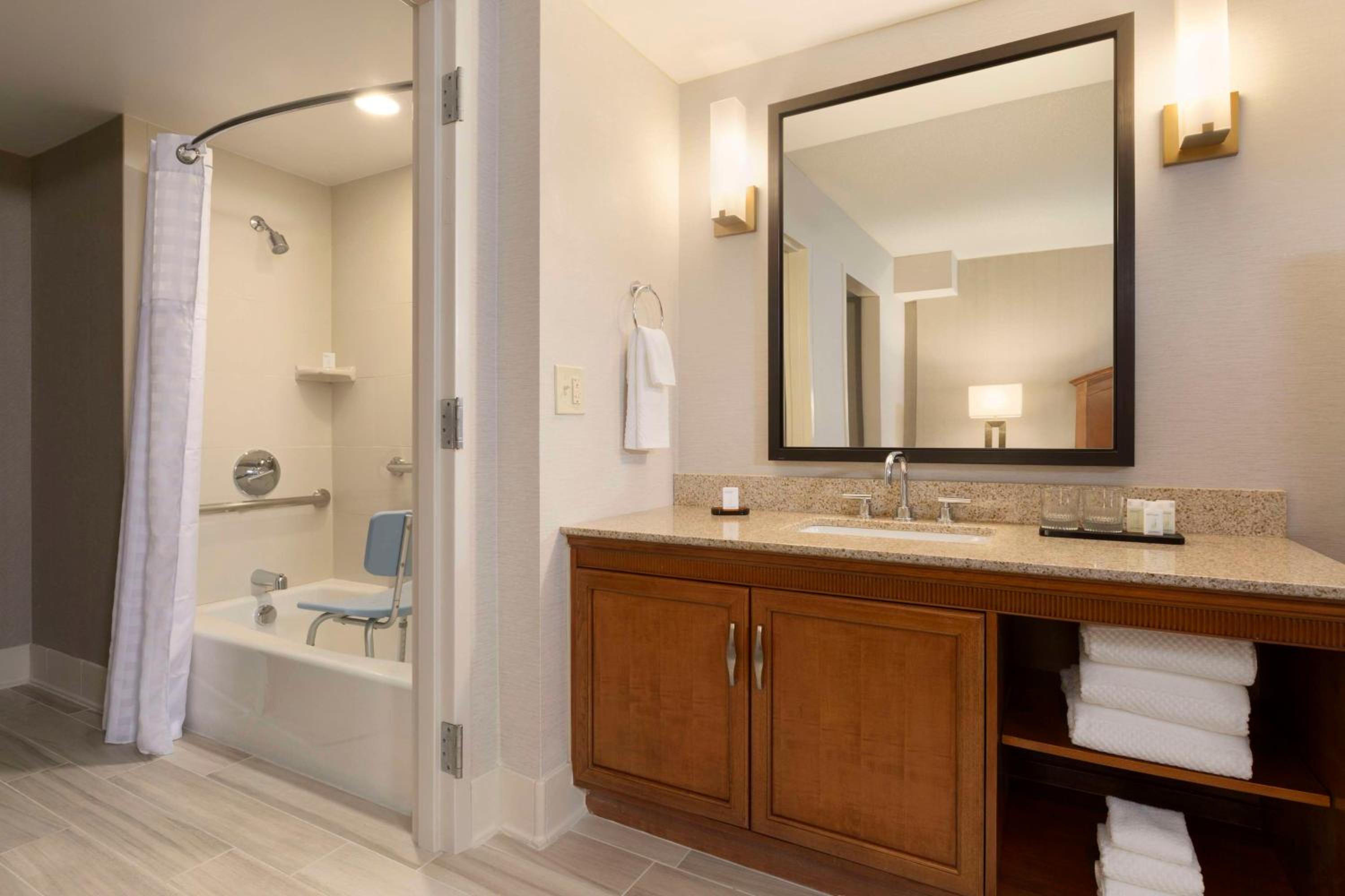 Two-Room Queen Suite with Bath Tub - Disability Access - Photo 4