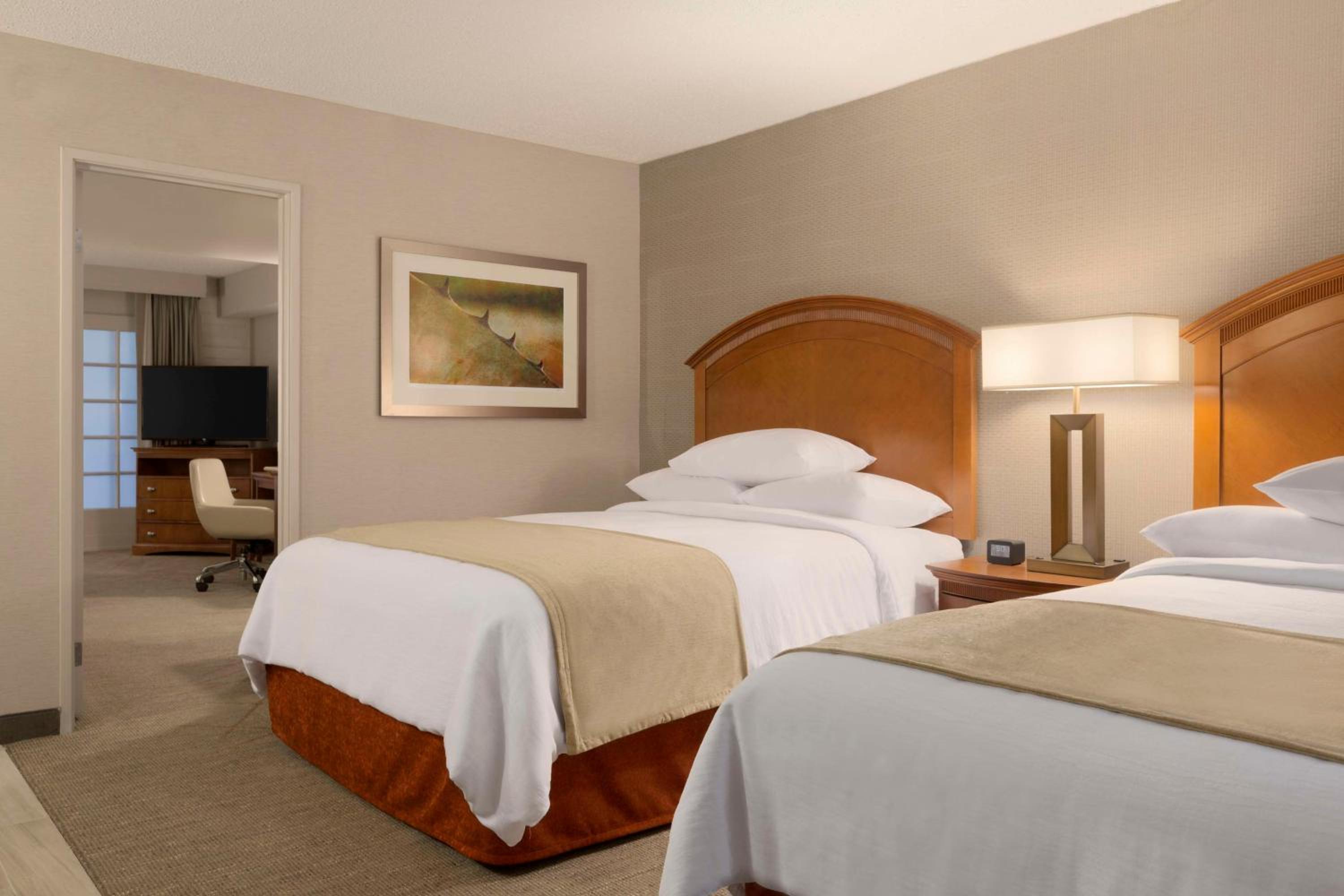 Two-Room Queen Suite with Two Queen Beds - Photo 3