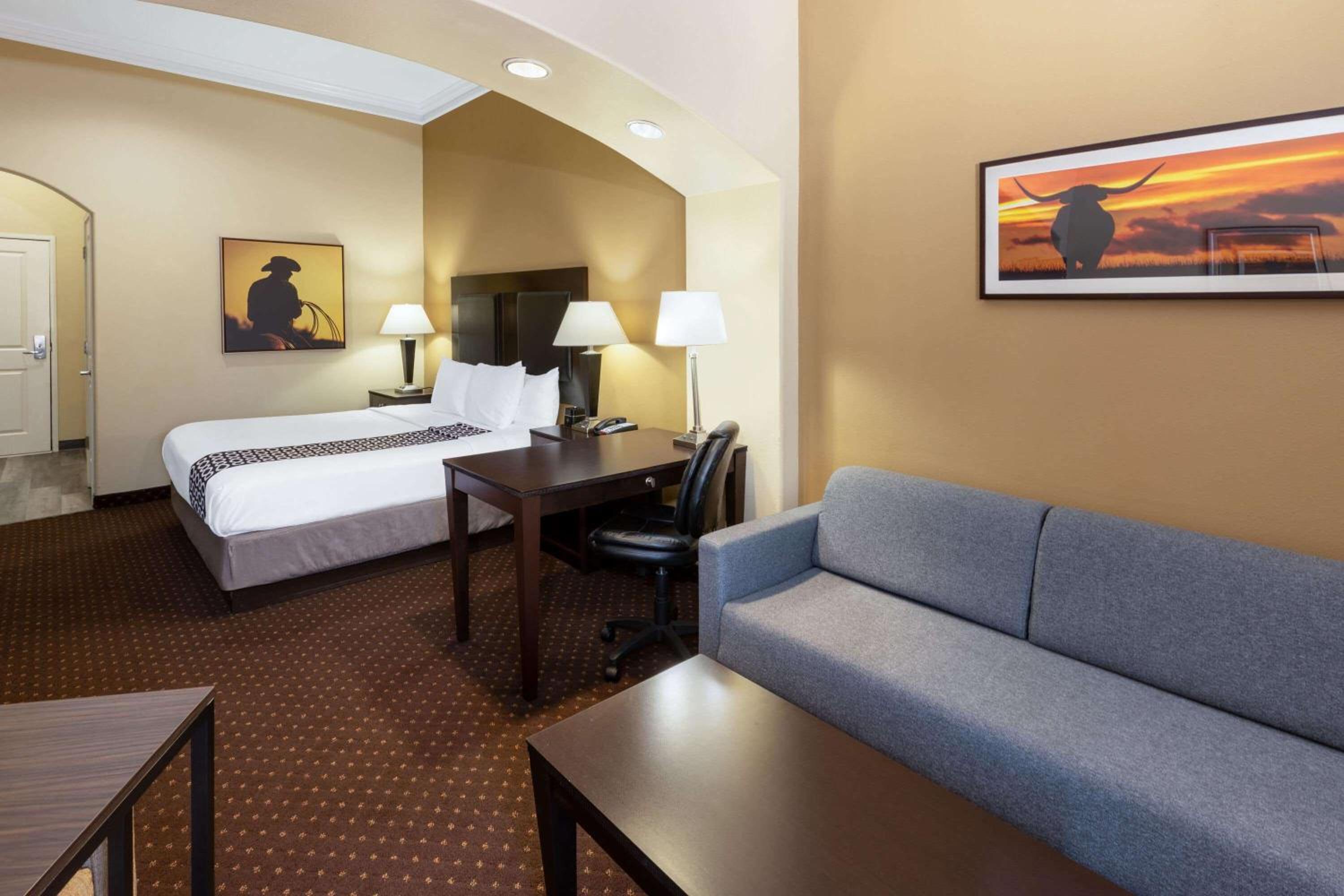 King Suite - Mobility/Hearing Accessible with Bath Tub - Non-Smoking