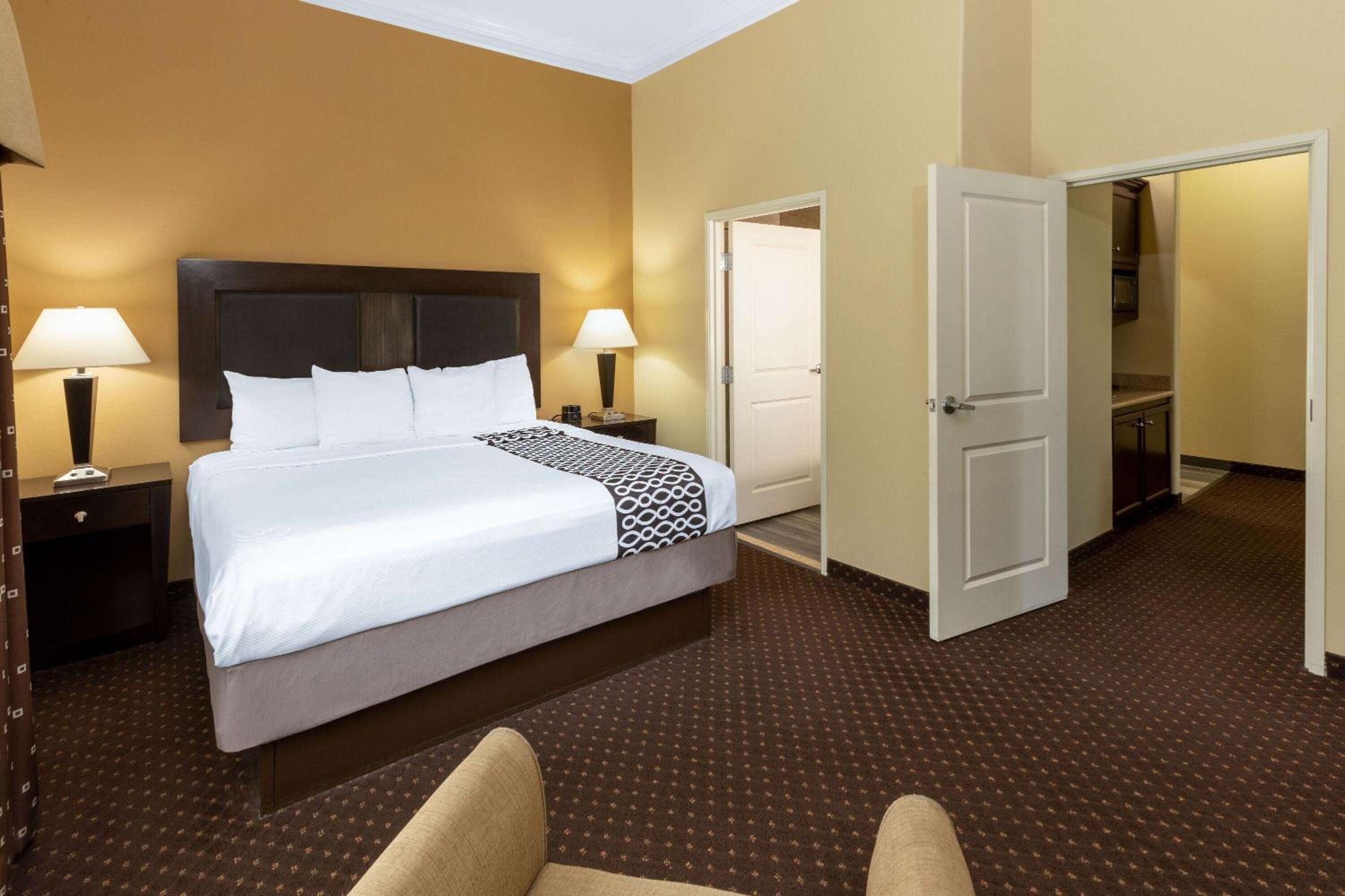 Deluxe King Suite - Non-Smoking - Photo 1