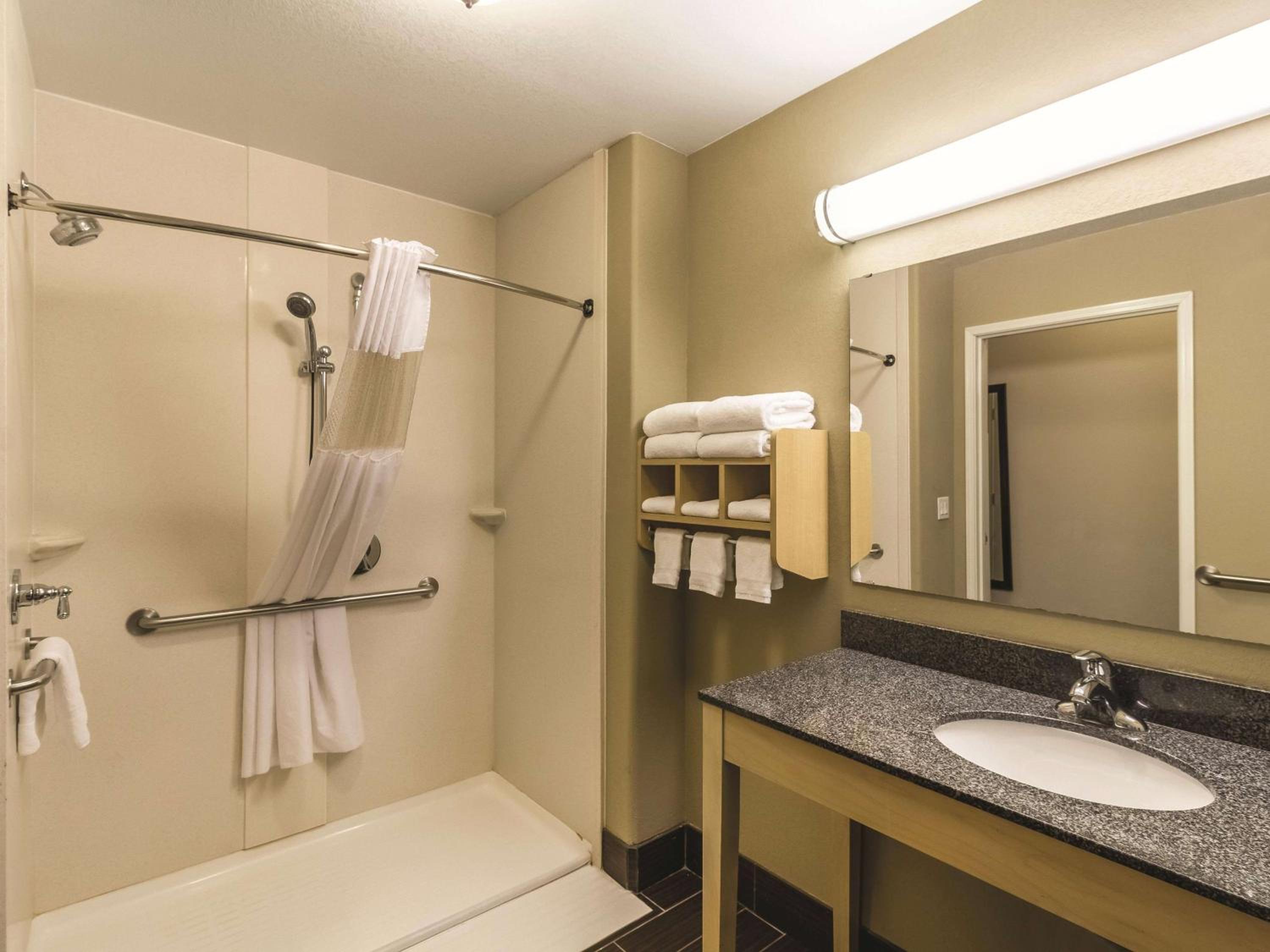 Queen Room with Two Queen Beds and Mobility/Hearing Access - Non-Smoking - Photo 2