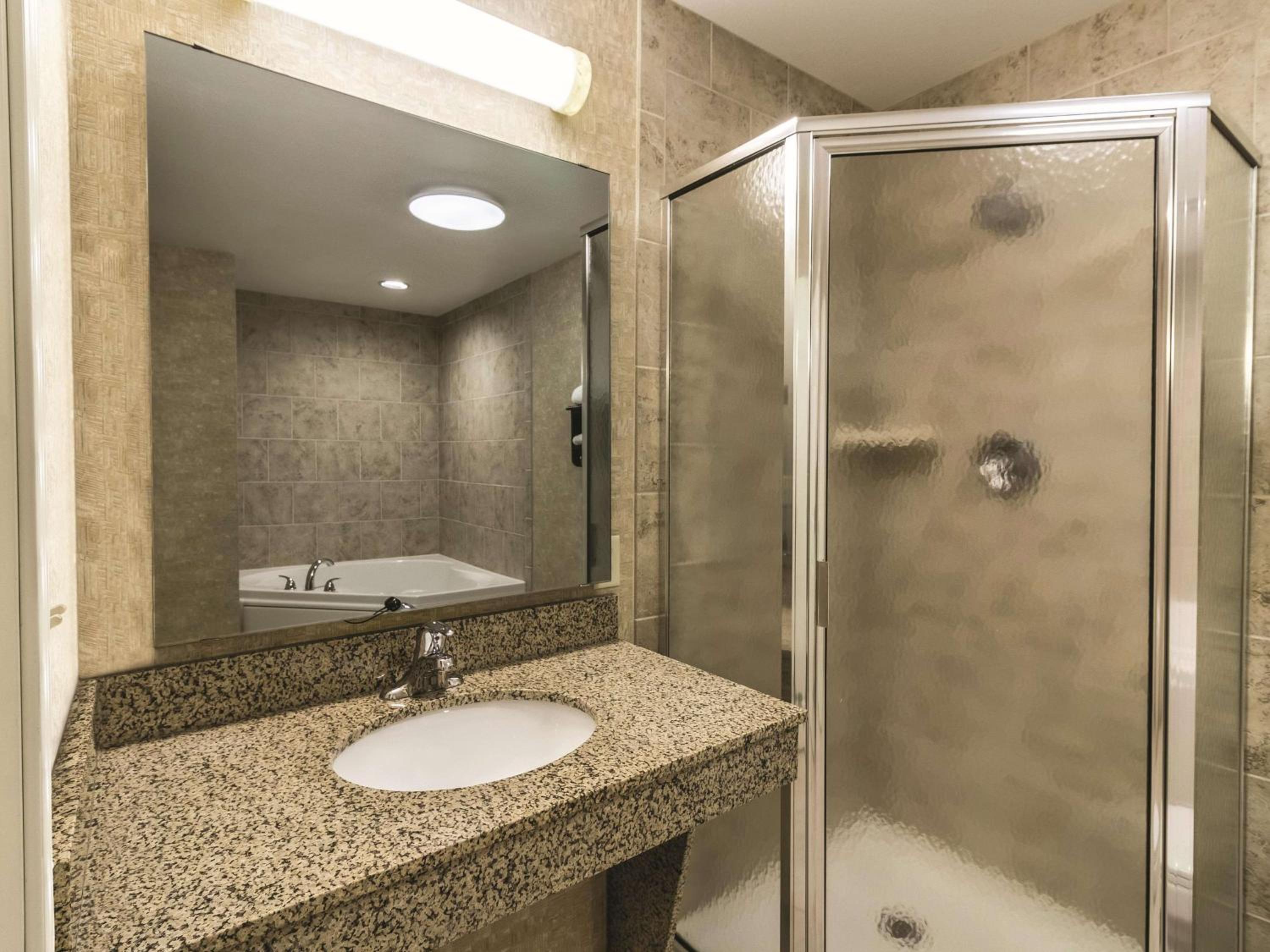 Deluxe King Room - Non-Smoking - Photo 2