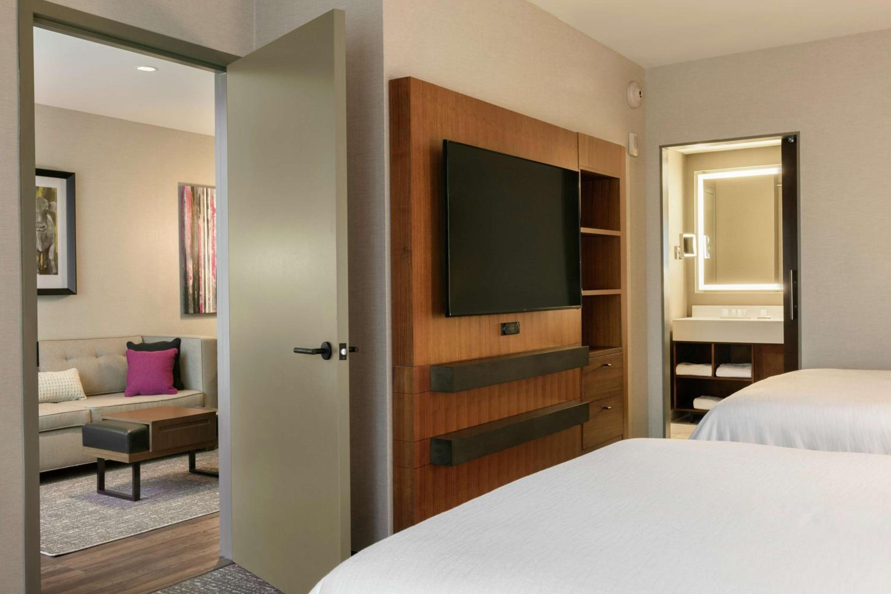 Queen Suite with Two Queen Beds photo 3