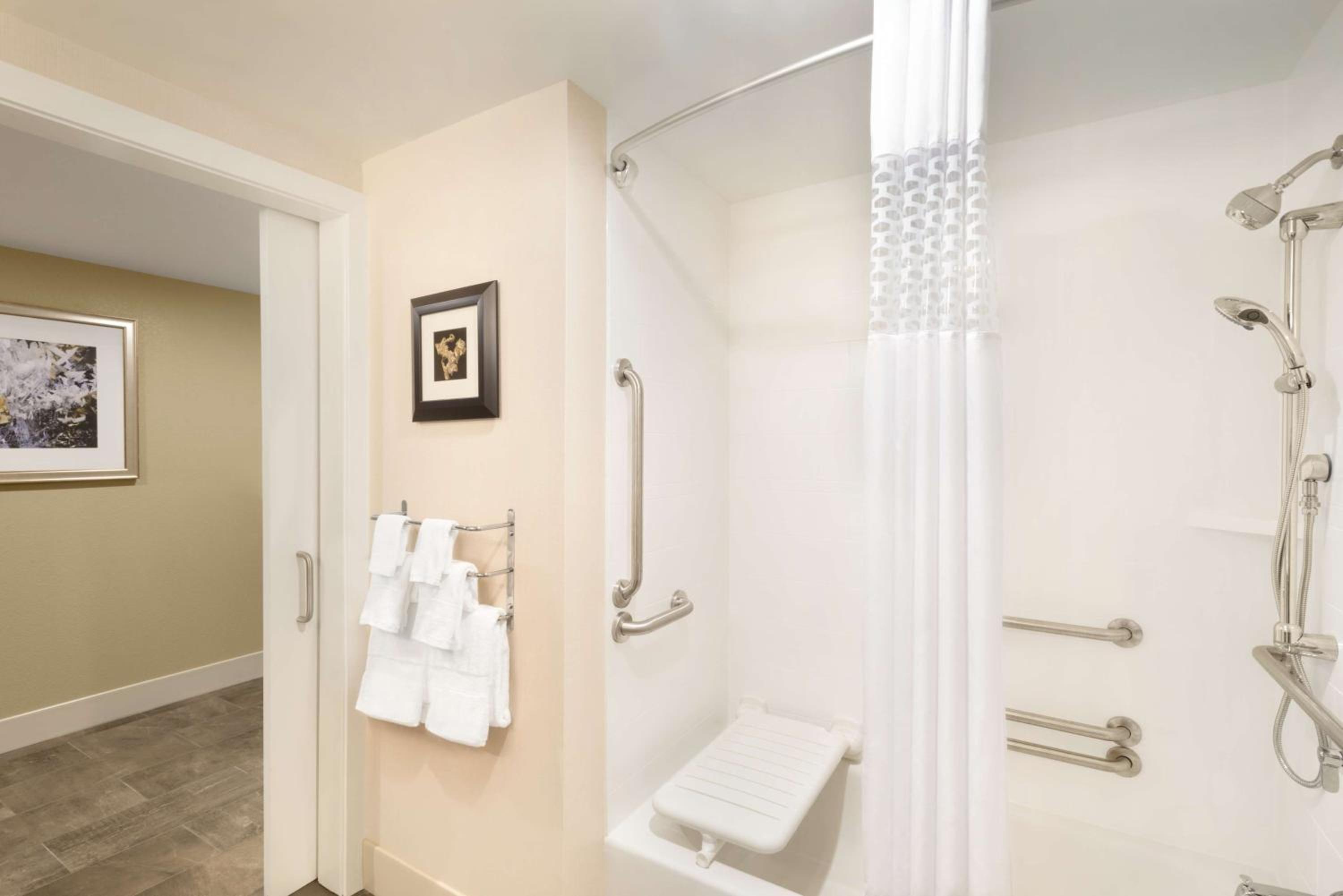 Queen Room with Two Queen Beds - Mobility and Hearing Access/Non-Smoking photo 3