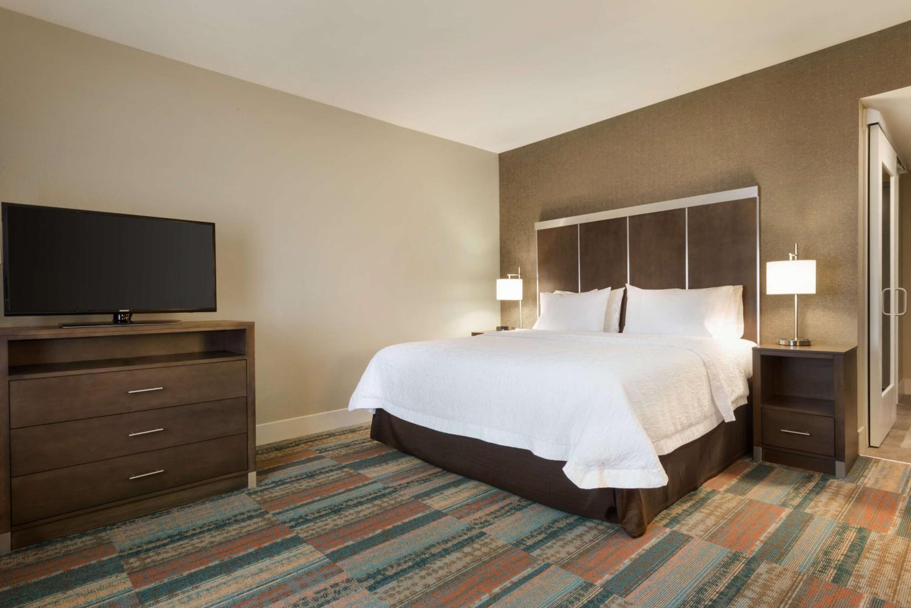 King Room with King Bed - Non-Smoking photo 1