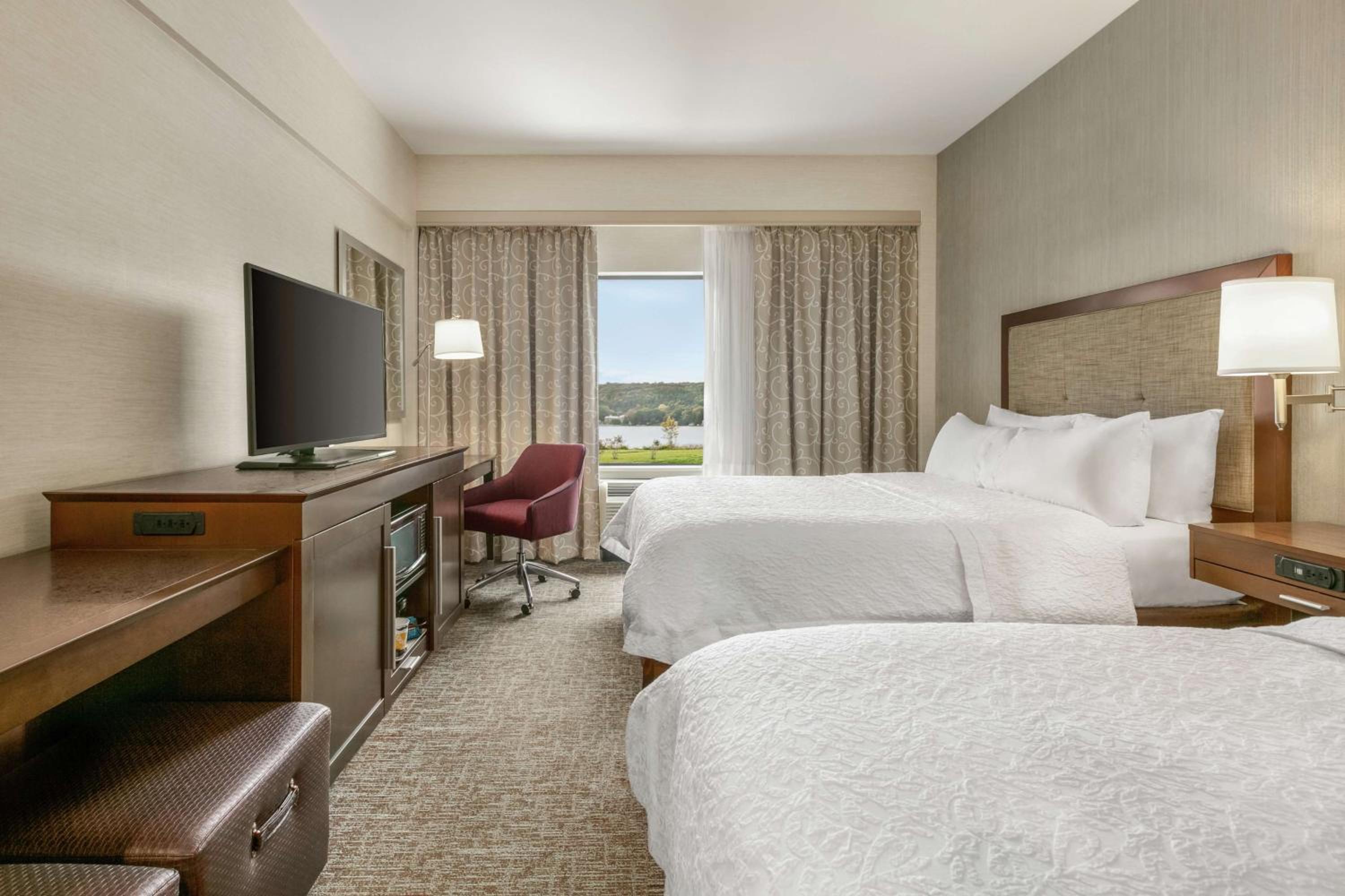 Executive Queen Room with Two Queen Beds and Water View - Non-Smoking photo 1