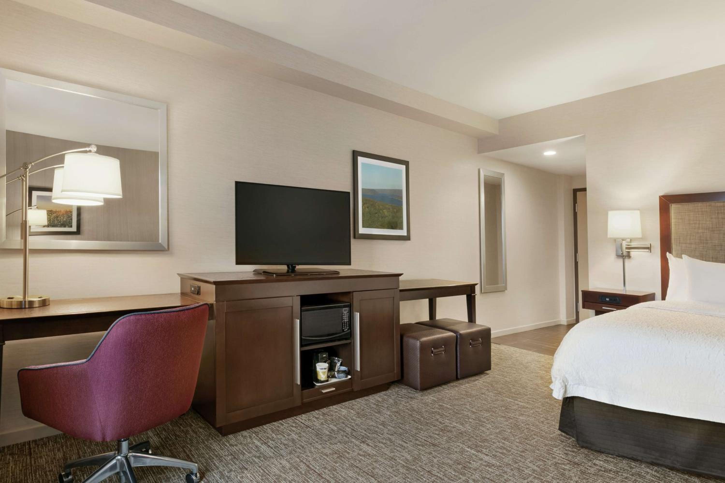 King Room with Sofa Bed - Non-Smoking photo 1