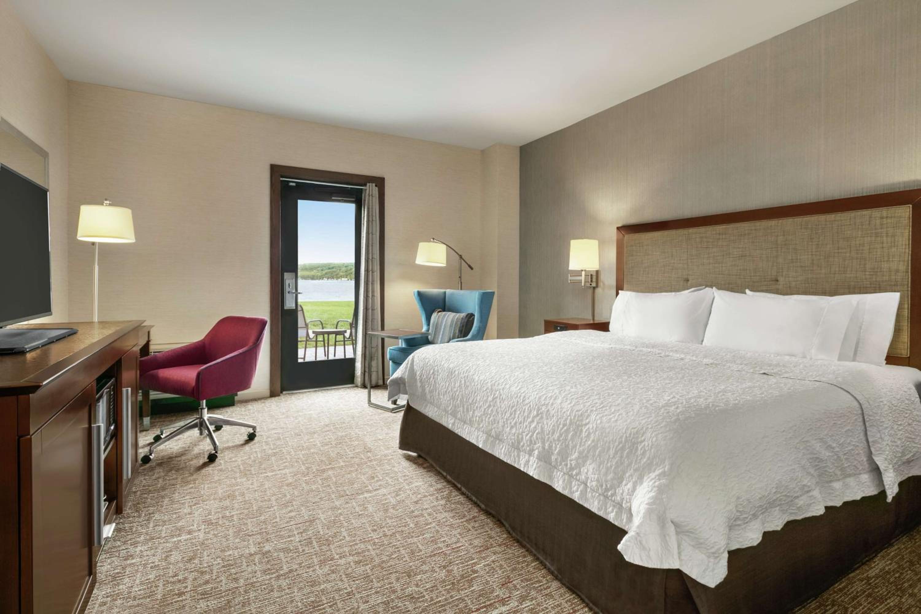 Executive King Room with Water View - Non-Smoking photo 1