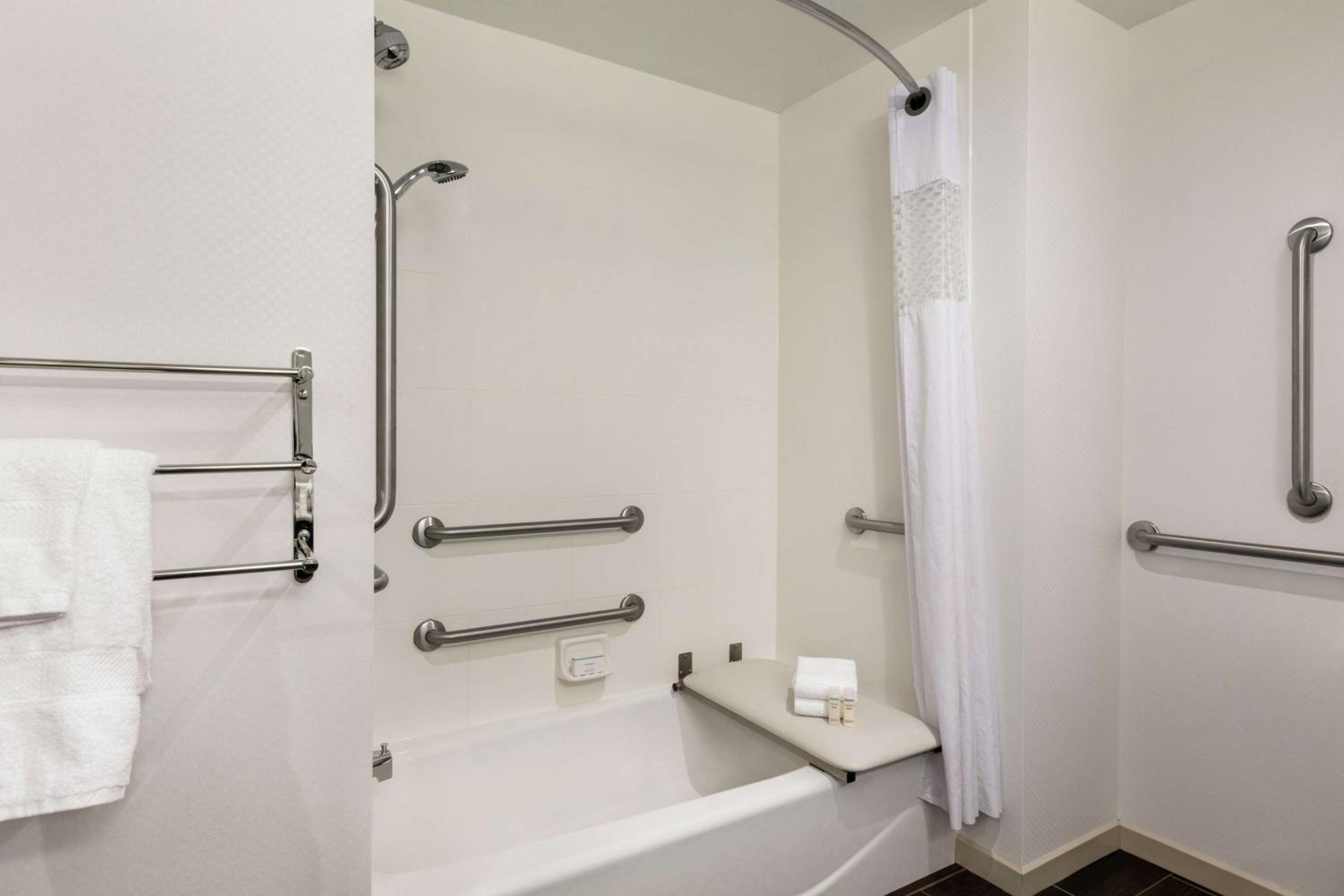 Queen Room with Two Queen Beds - Mobility and Hearing Access/Non-Smoking photo 2