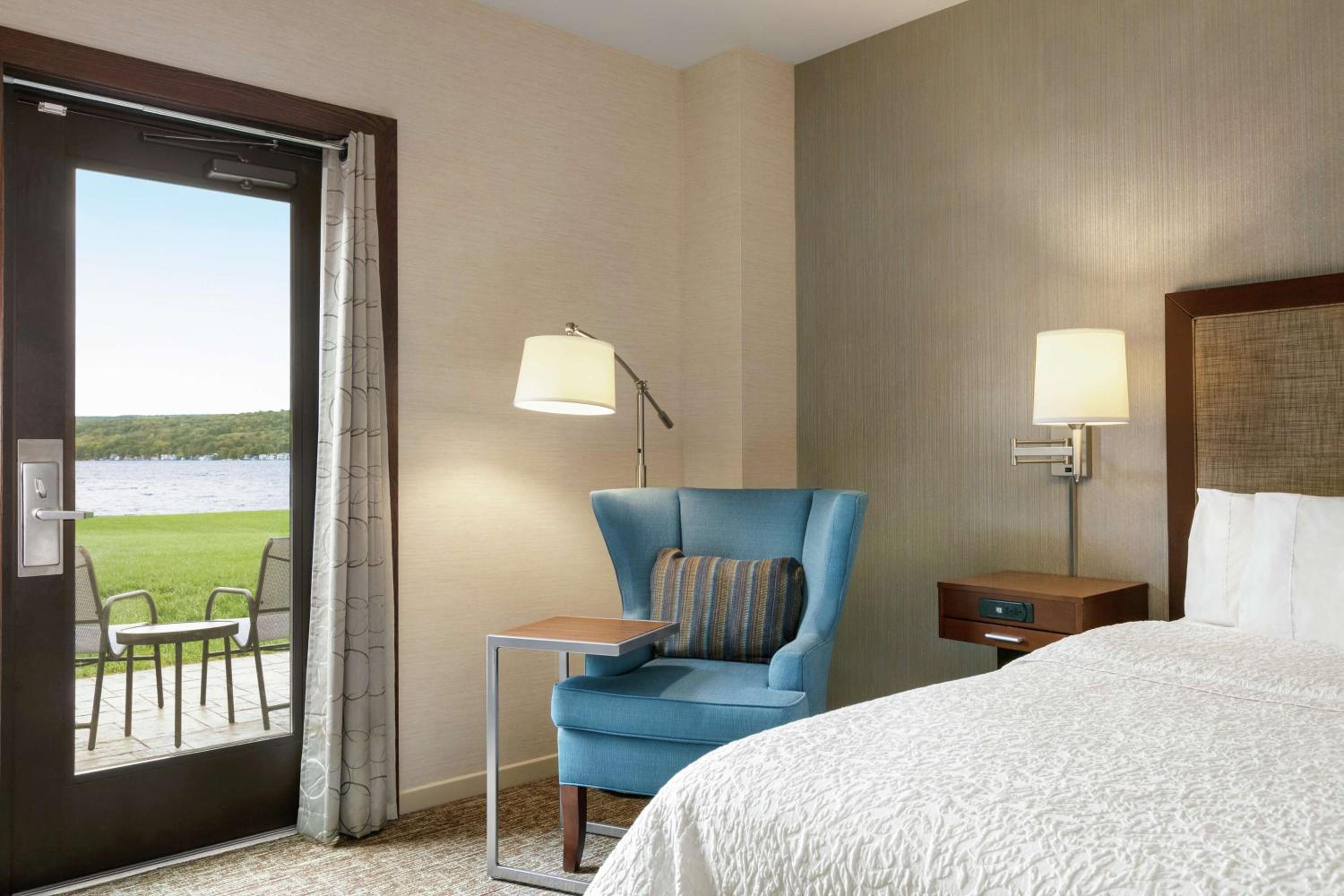 Executive King Room with Water View - Non-Smoking photo 3