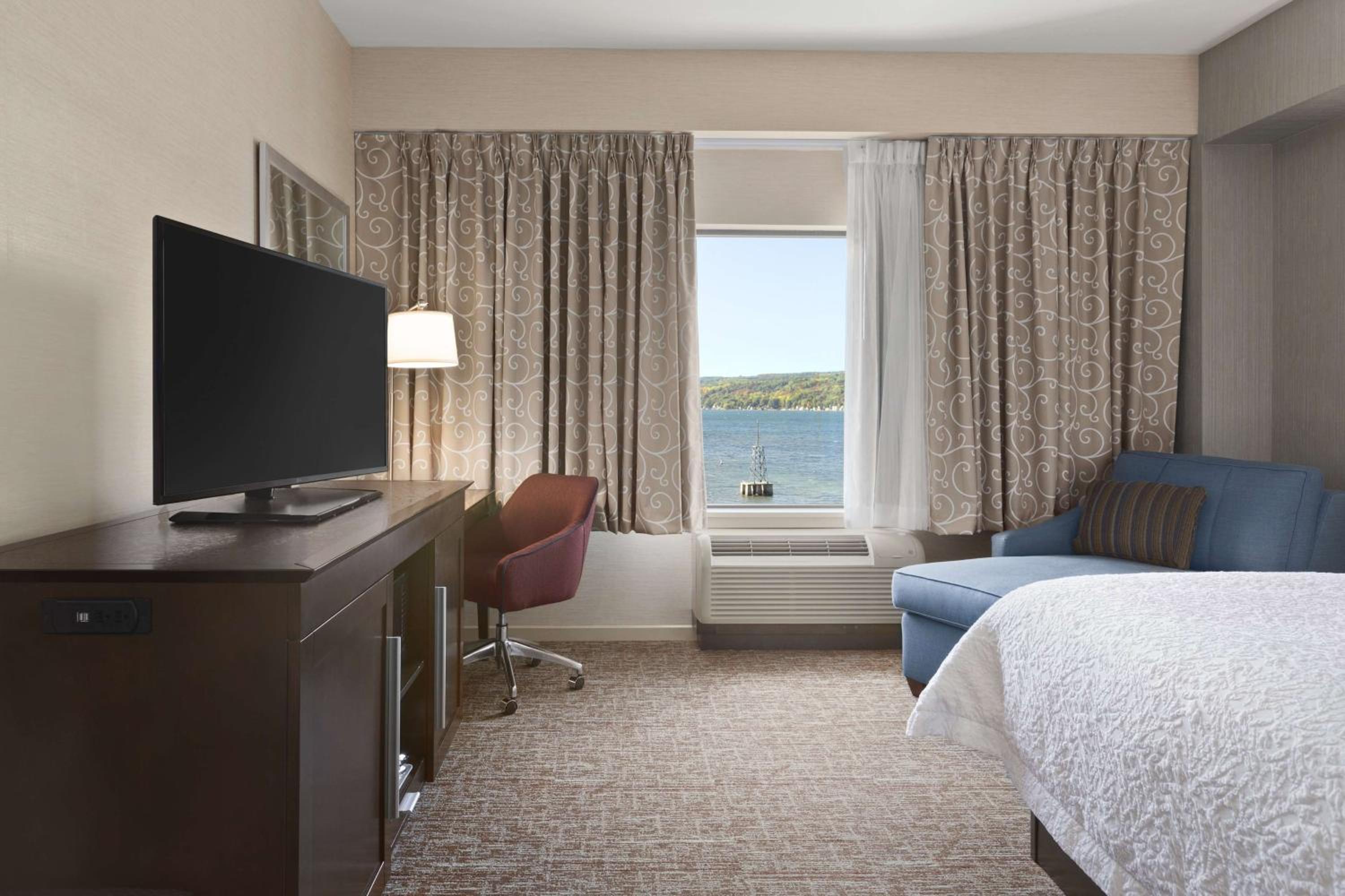 Executive King Room with Water View - Non-Smoking photo 3