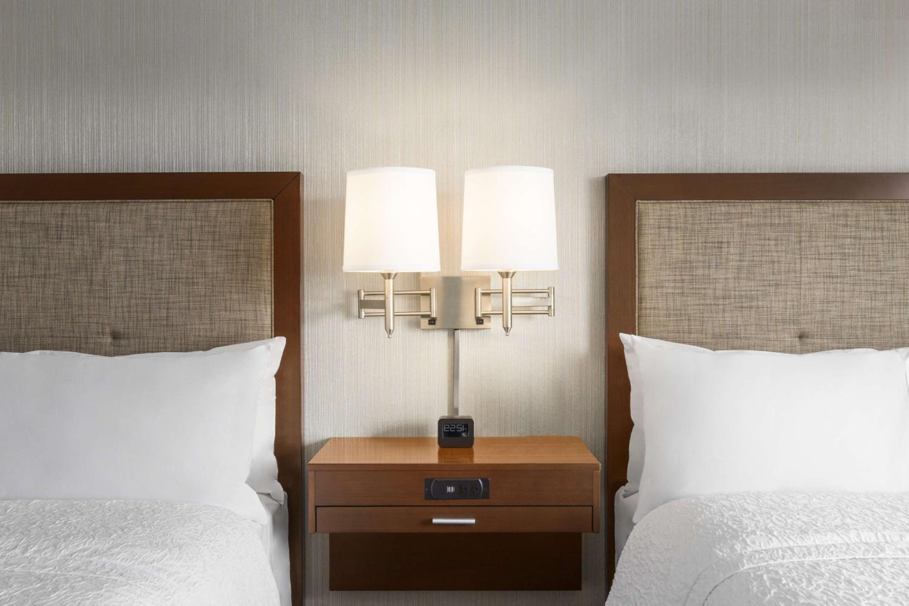 Queen Room with Two Queen Beds - Hearing Access/Non-Smoking photo 2