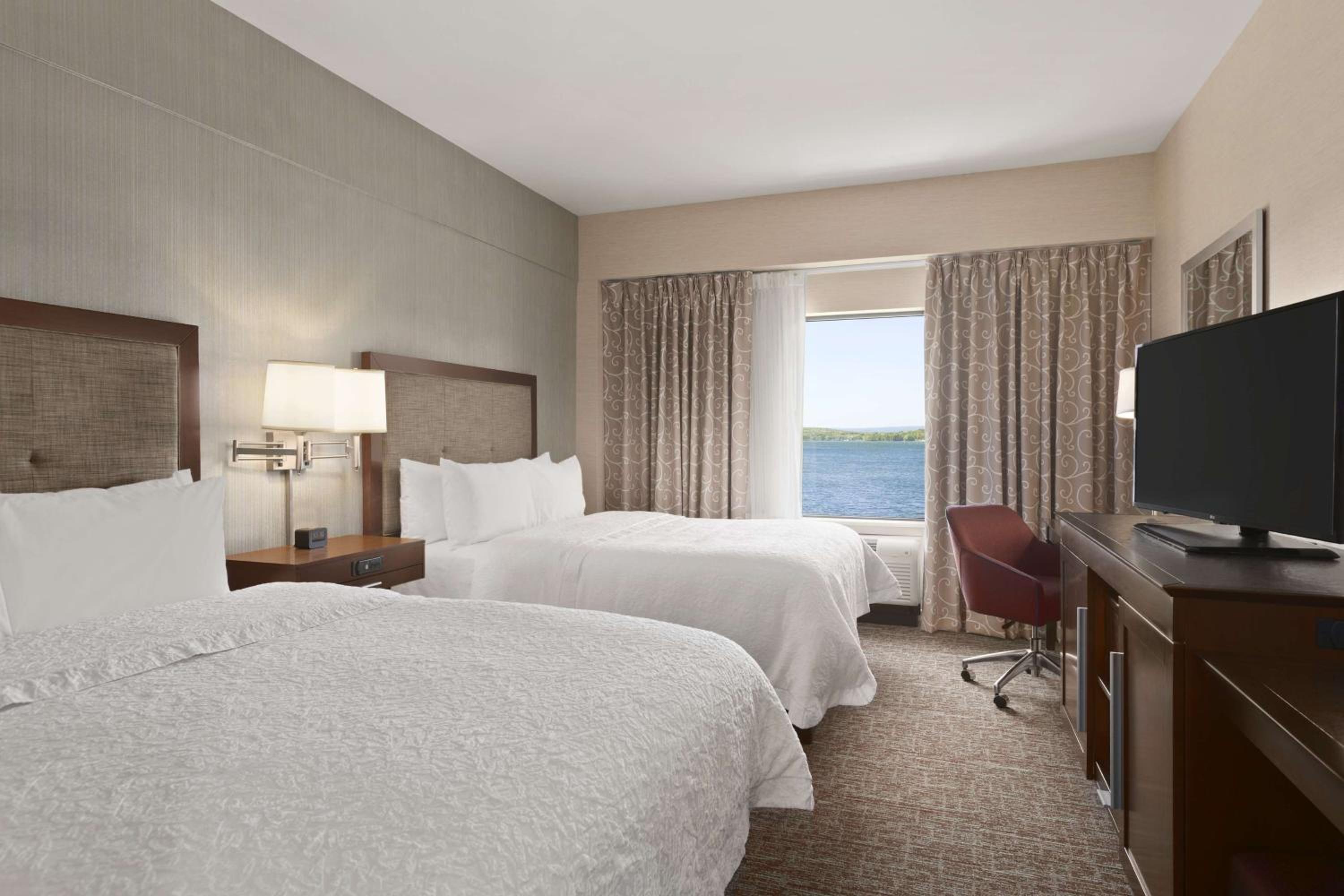 Queen Room with Two Queen Beds - Hearing Access/Non-Smoking photo 3