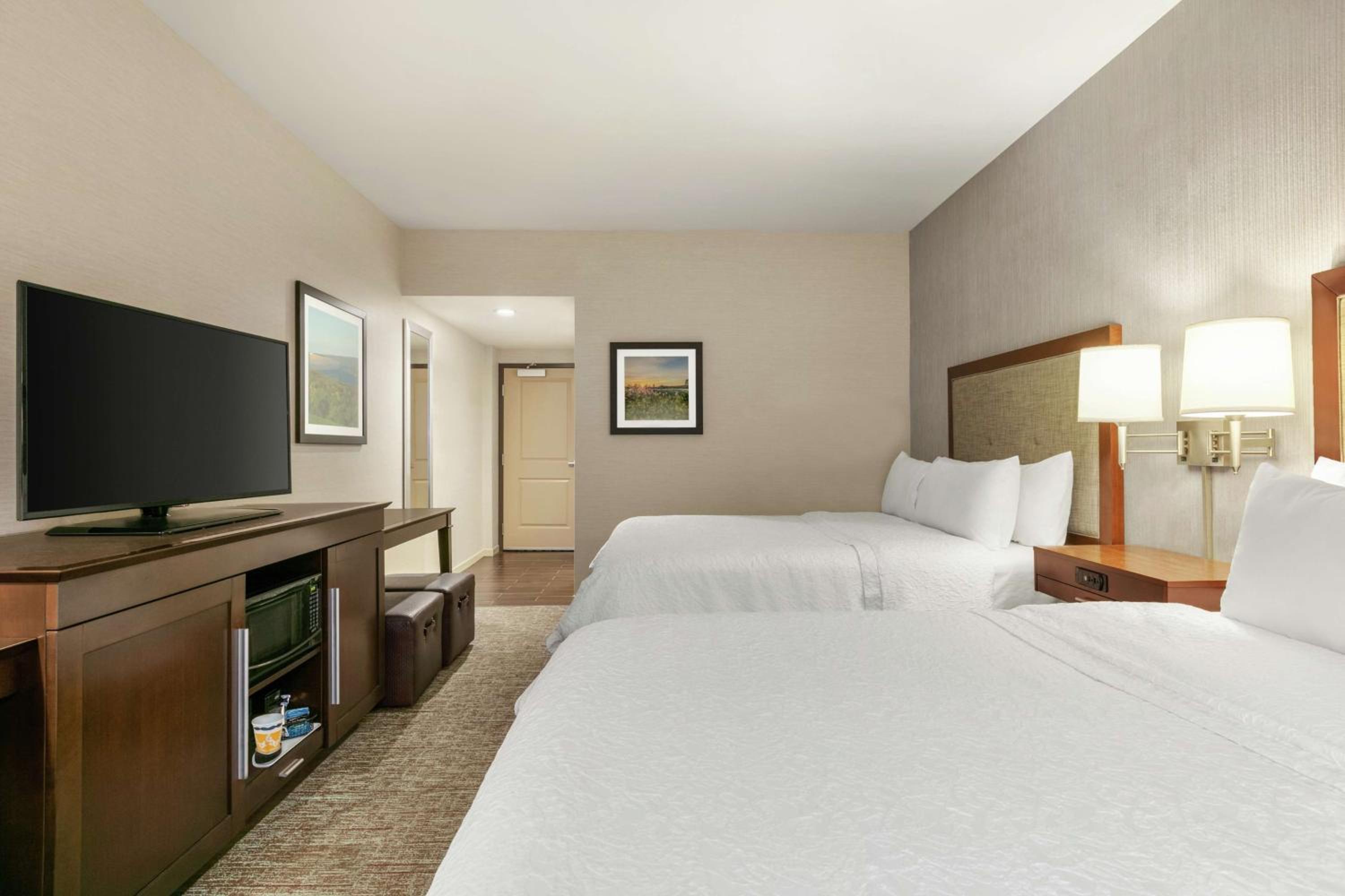 Executive Queen Room with Two Queen Beds and Water View - Non-Smoking photo 2