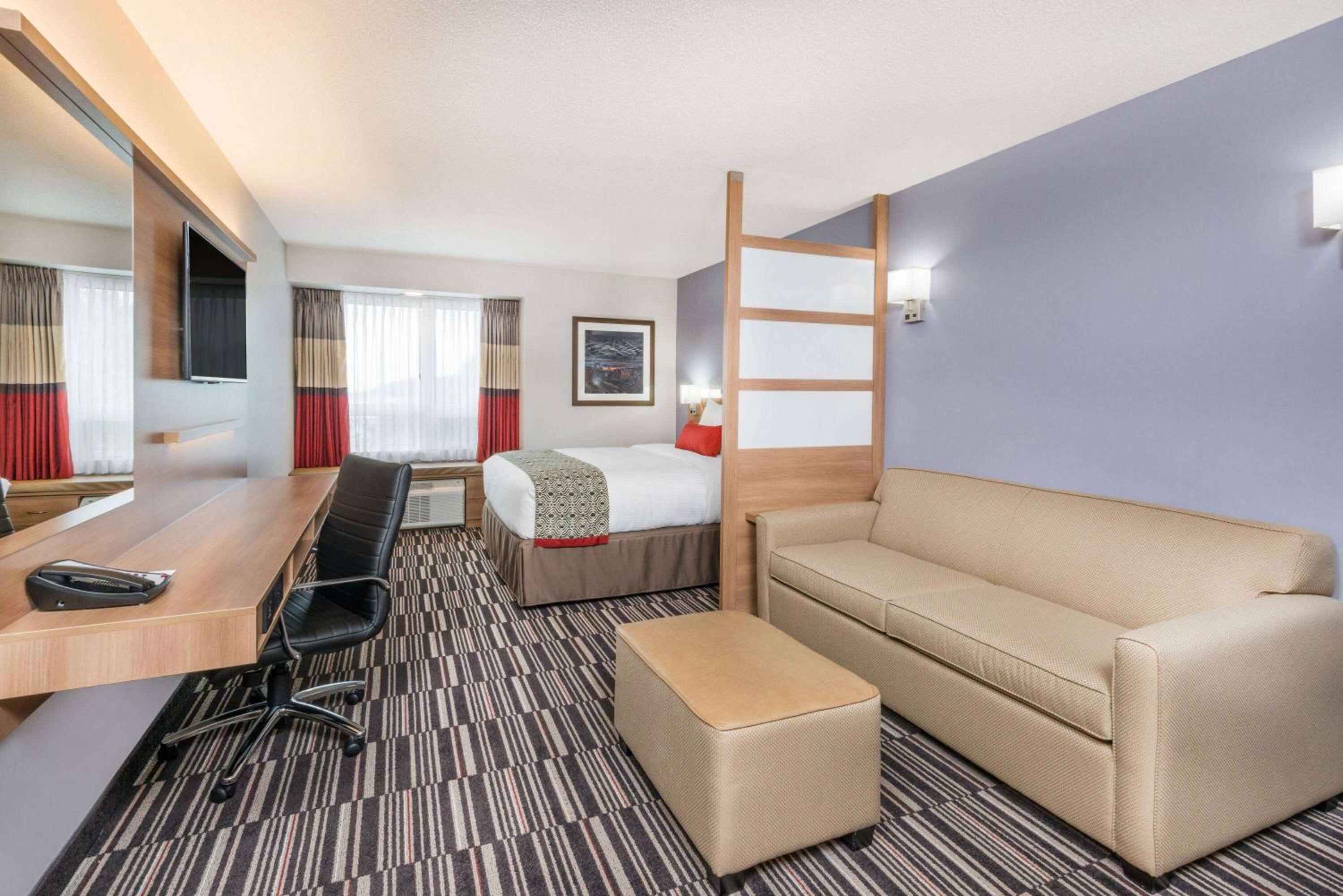 Junior Suite with One Queen Bed - Non-Smoking photo 1