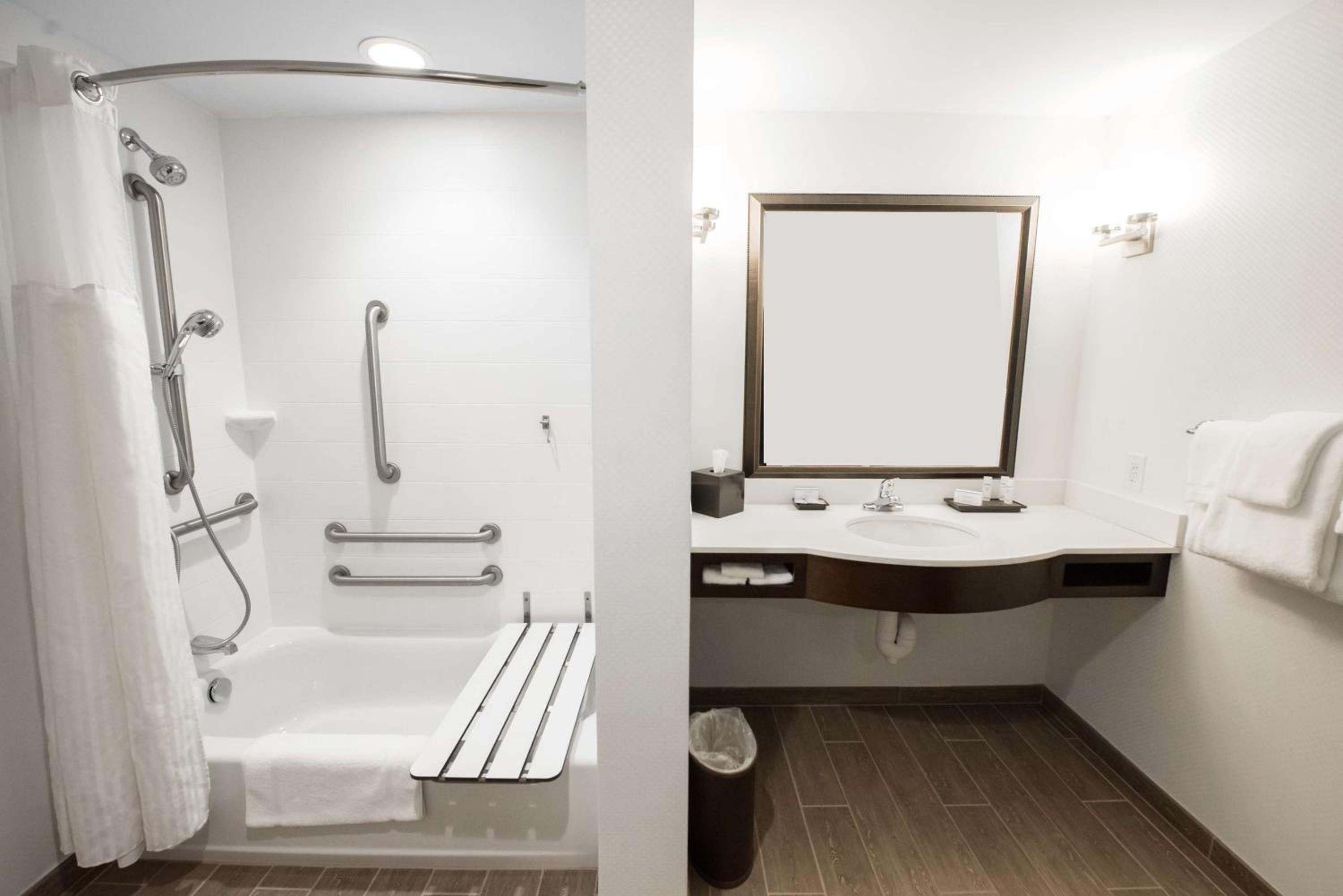 Queen Room with Two Queen Beds - Mobility Access photo 3