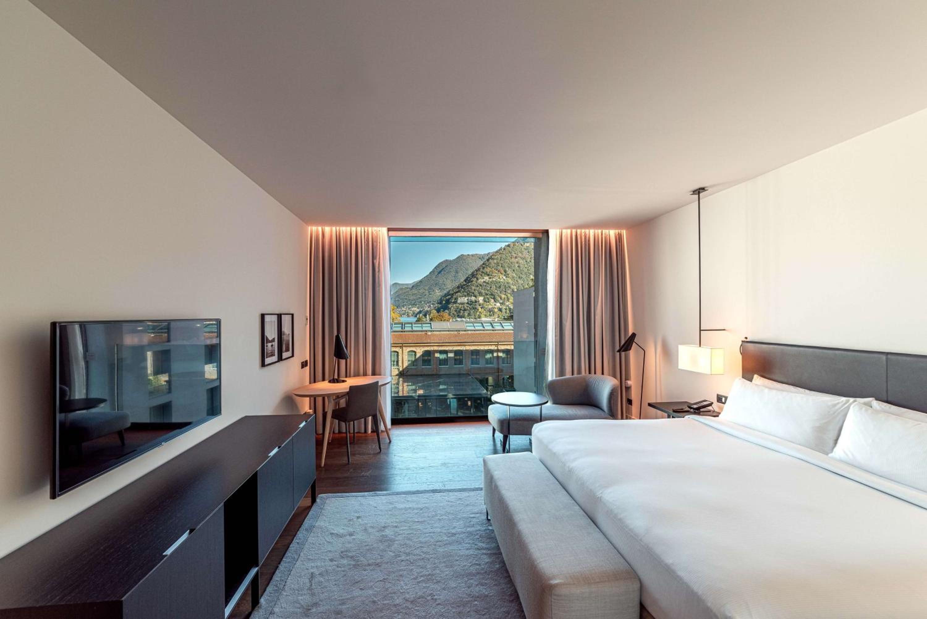 Premium King Room with Lake View thumbnail 6