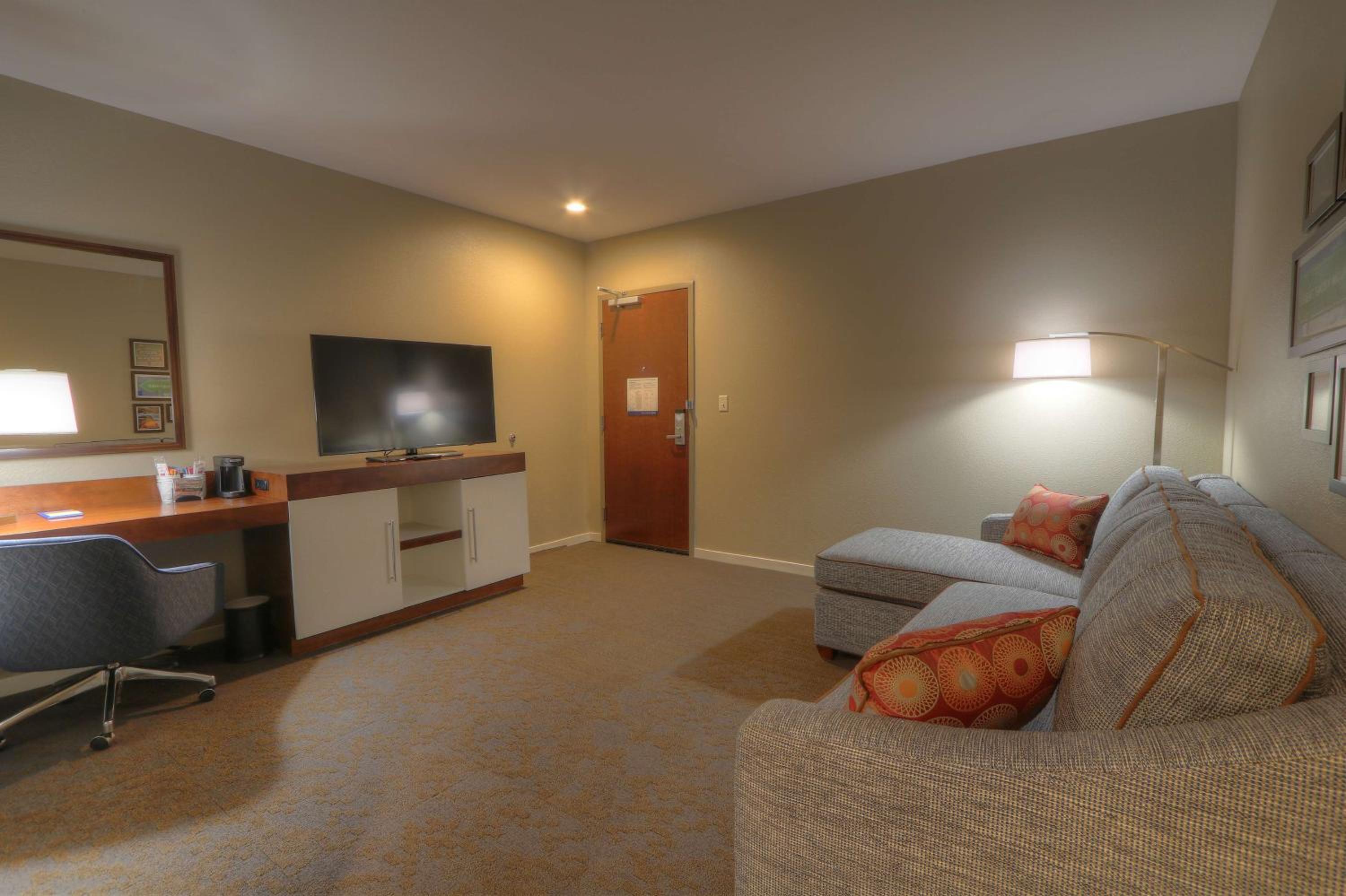 Studio with Two Queen Beds and Balcony - Mobility Access/Non-Smoking