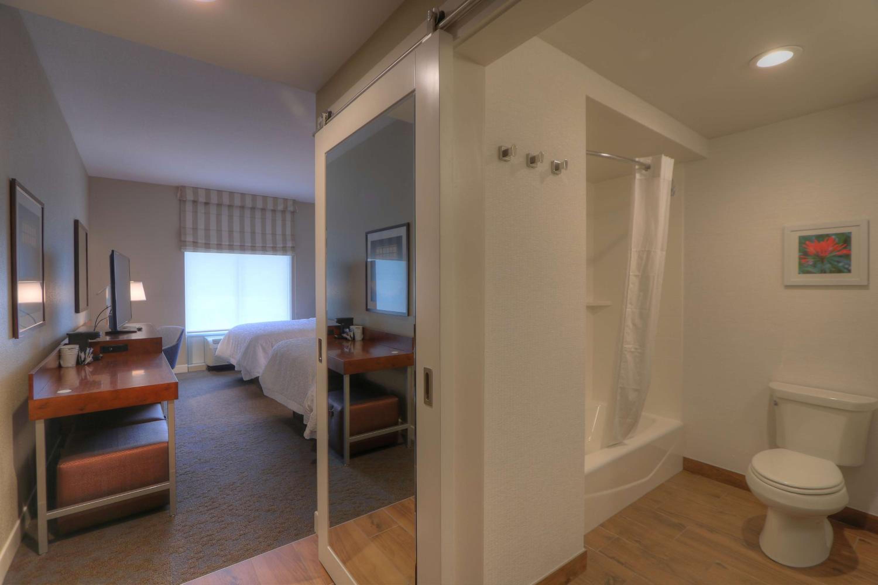 Queen Room with Two Queen Beds - Non-Smoking - Photo 2