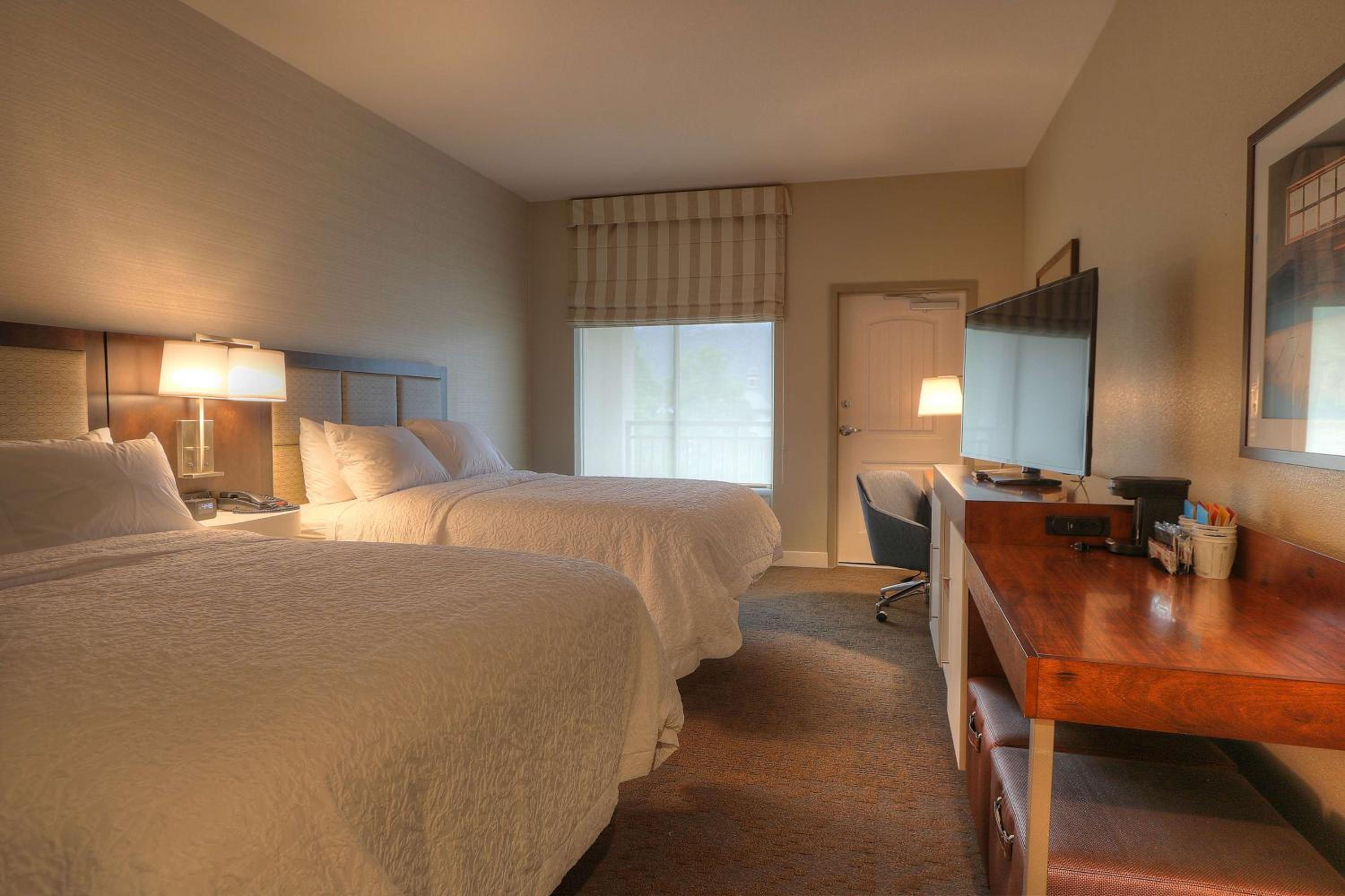 Queen Room with Two Queen Beds and Balcony - Non-Smoking - Photo 3