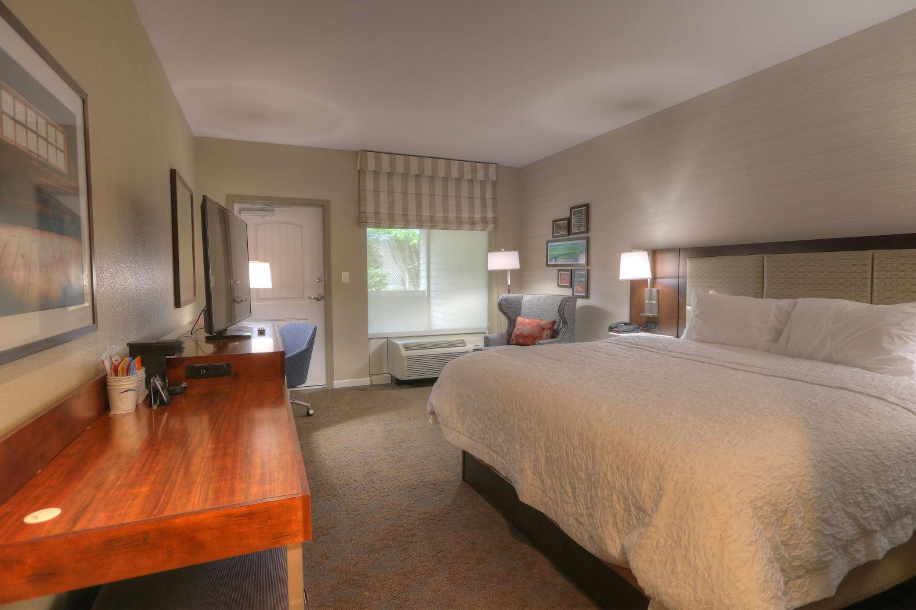 King Room with Balcony - Photo 2