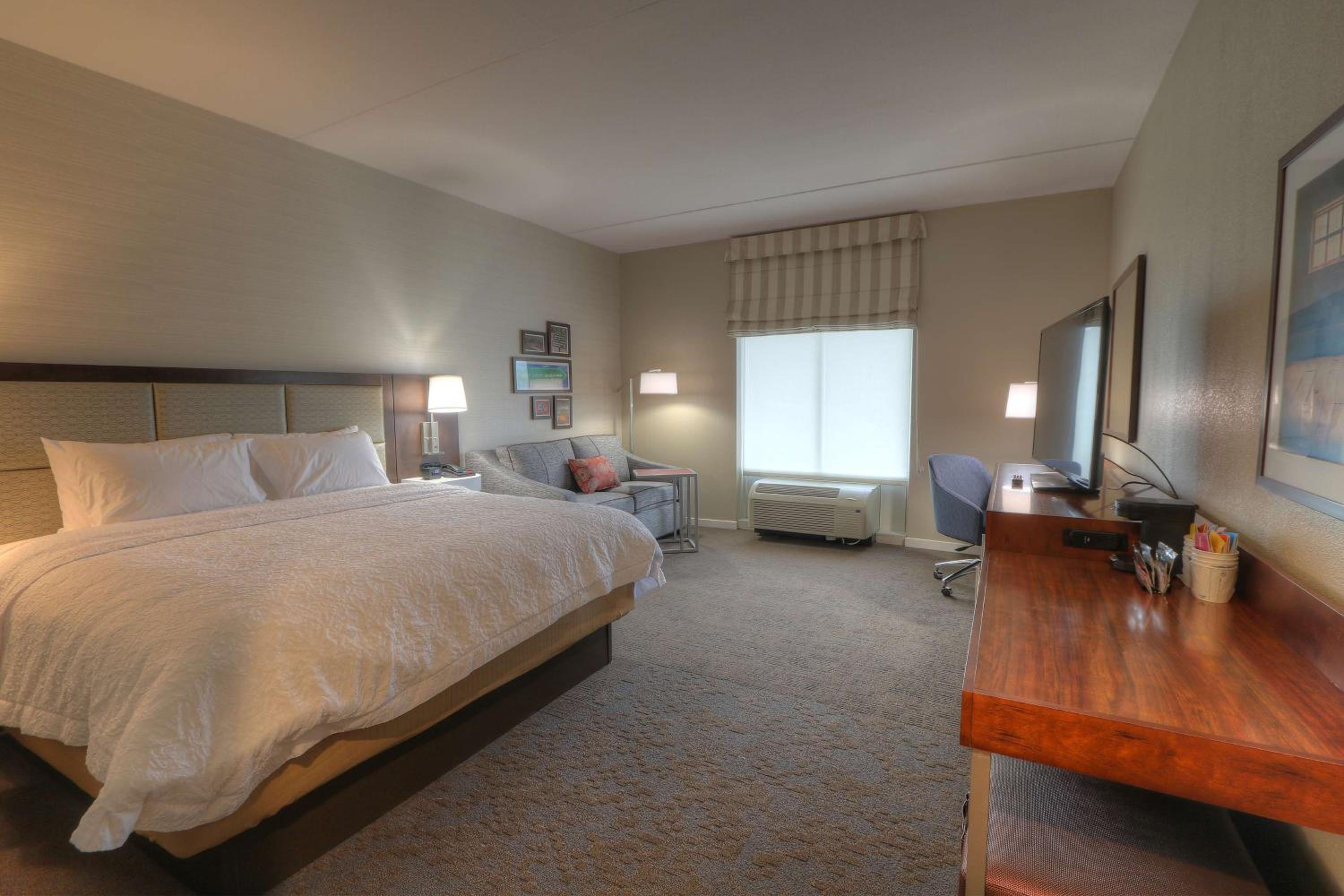 King Room with Balcony - Non-Smoking - Photo 3