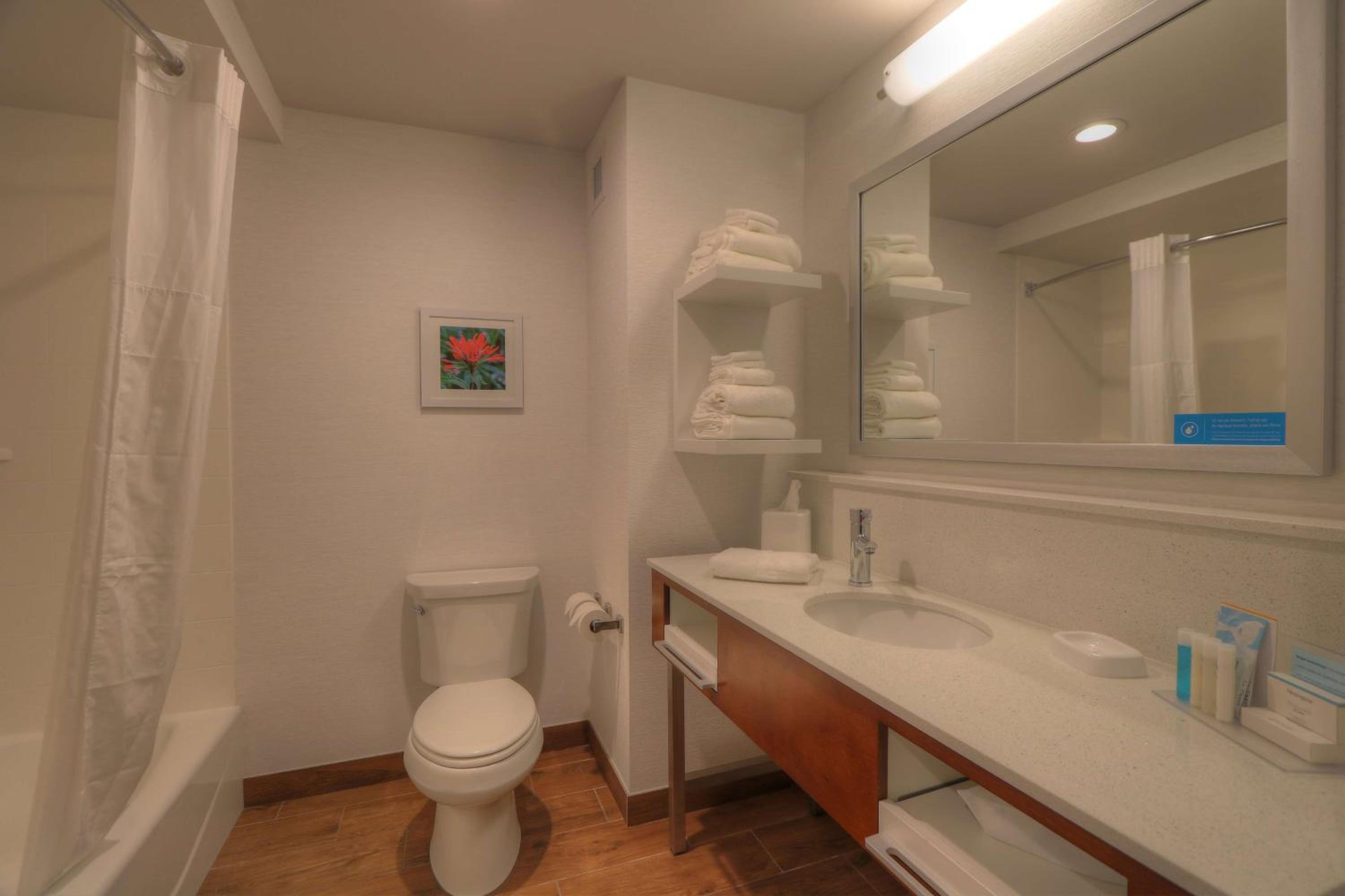 Queen Room with Two Queen Beds - Non-Smoking - Photo 3