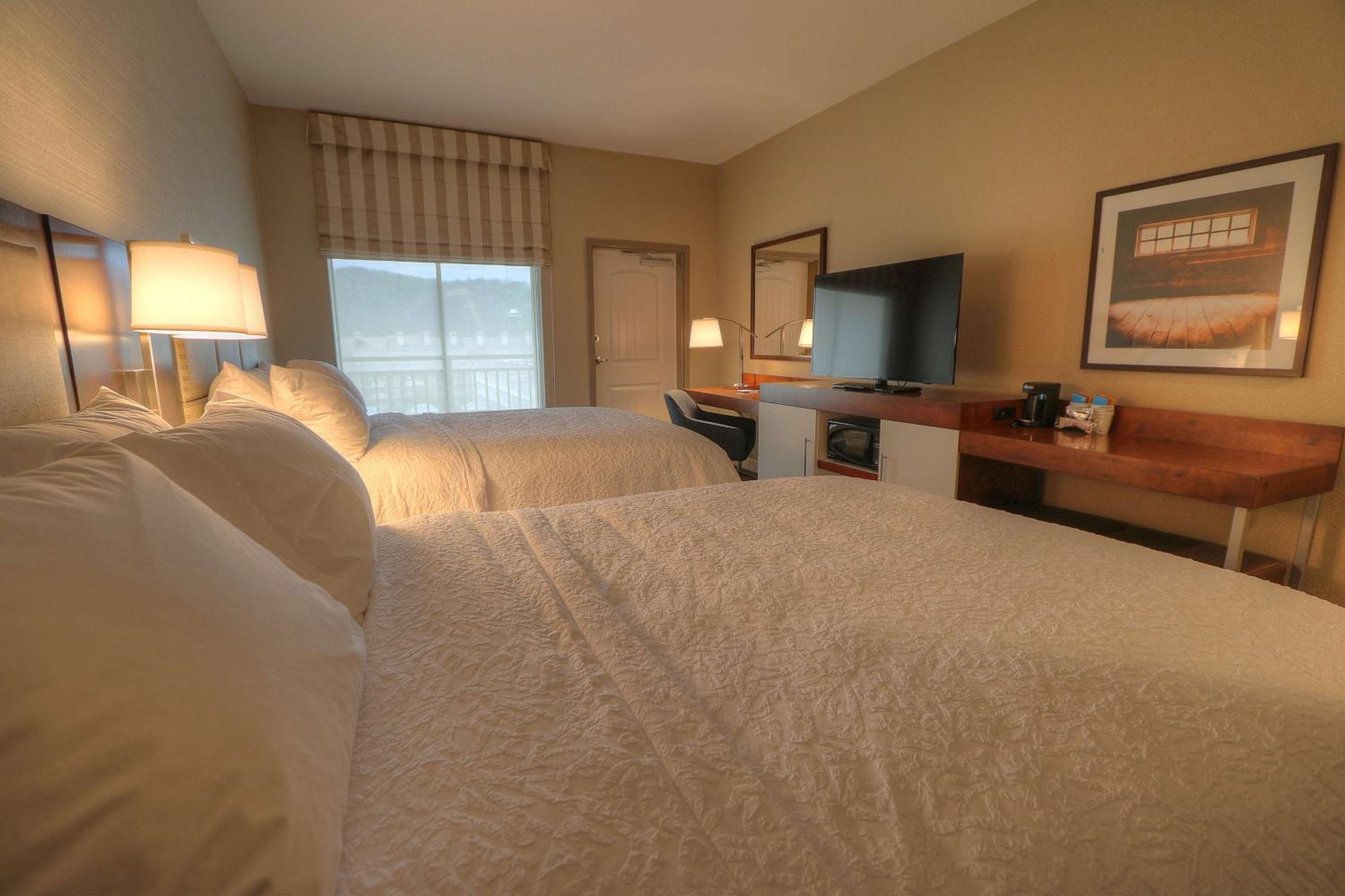 Queen Room with Two Queen Beds and Balcony - Non-Smoking - Photo 4