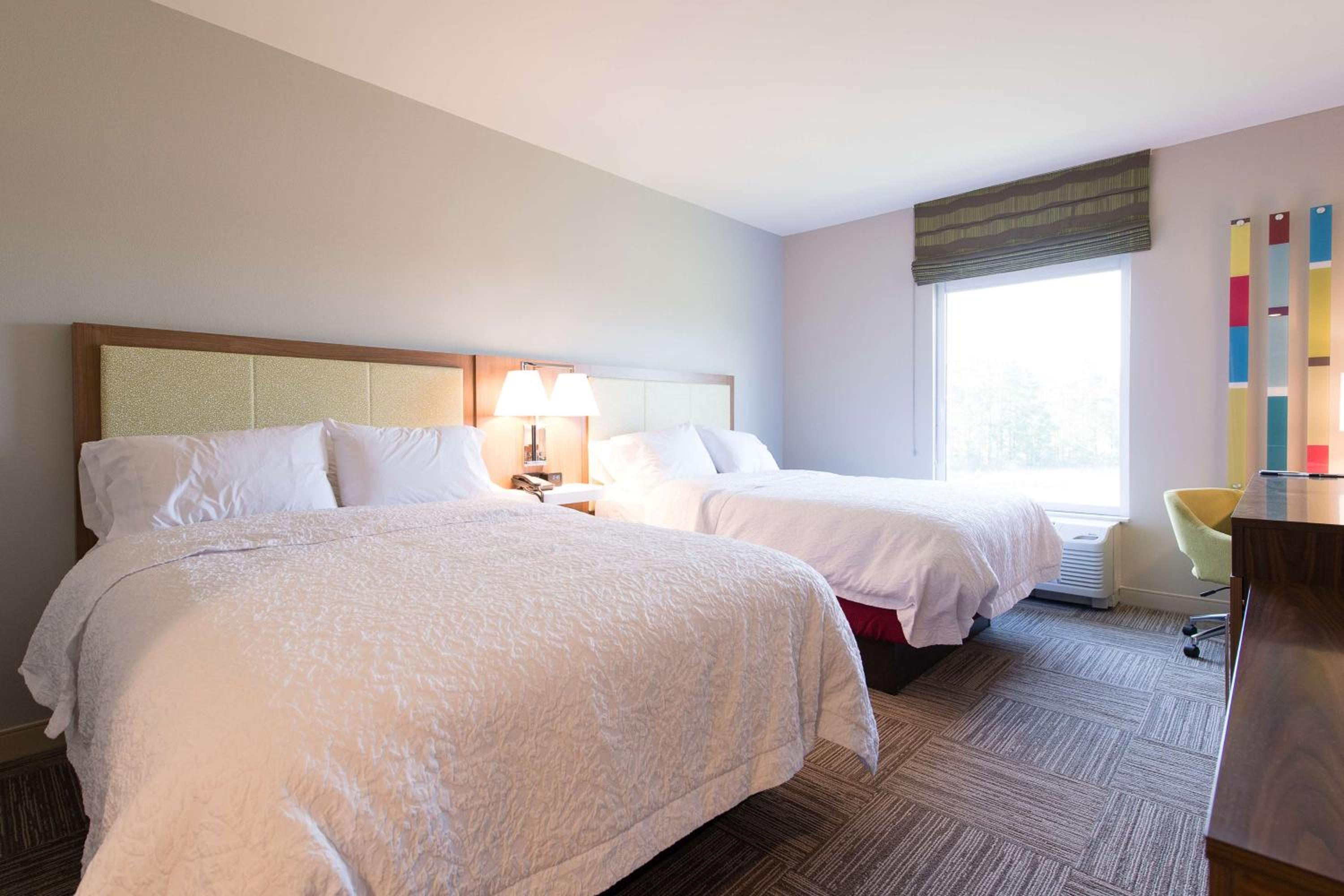 Queen Room with Two Queen Beds - Hearing Access/Non-Smoking photo 2