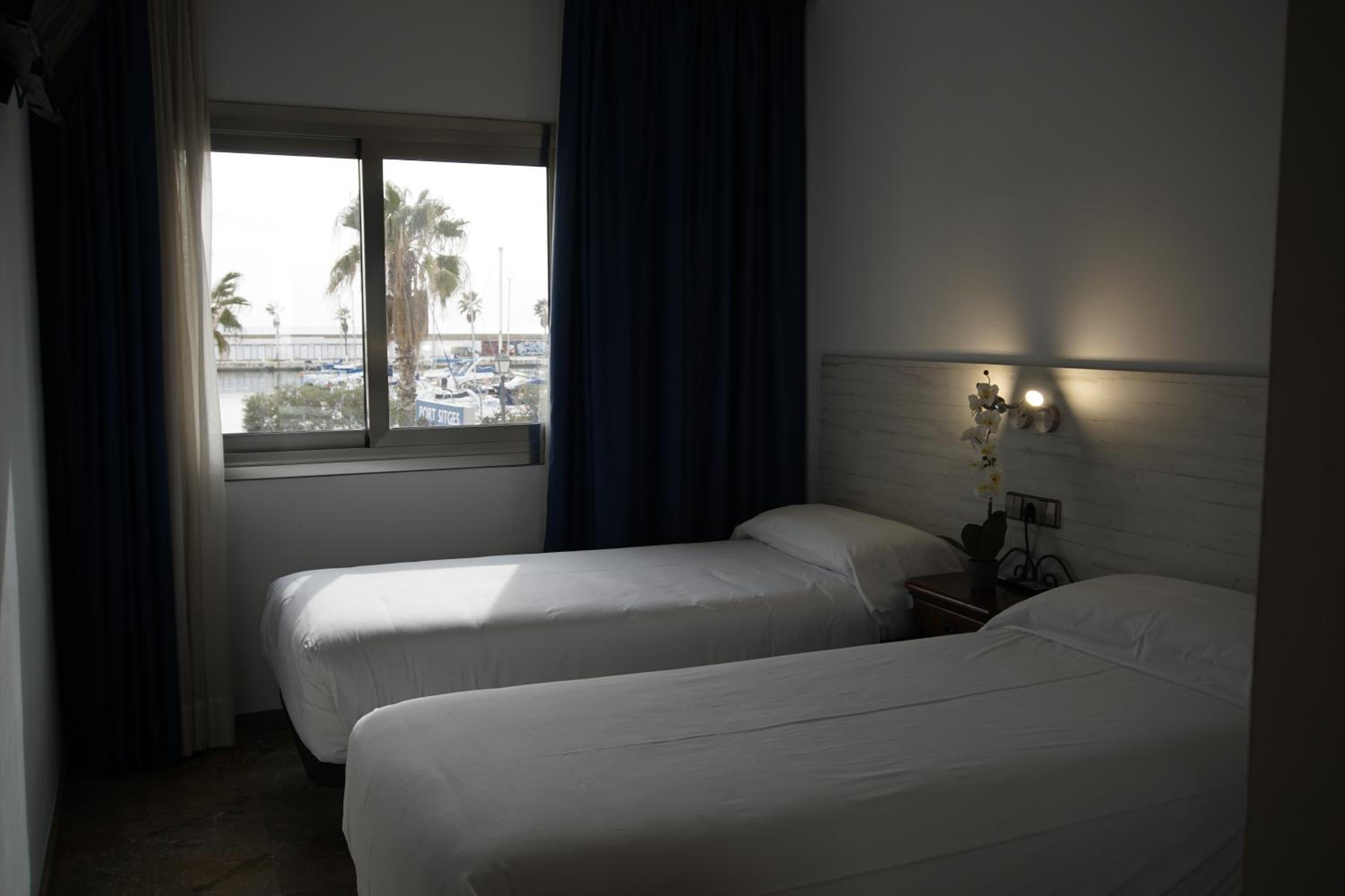 Double Room with window with marina views  - Photo 2