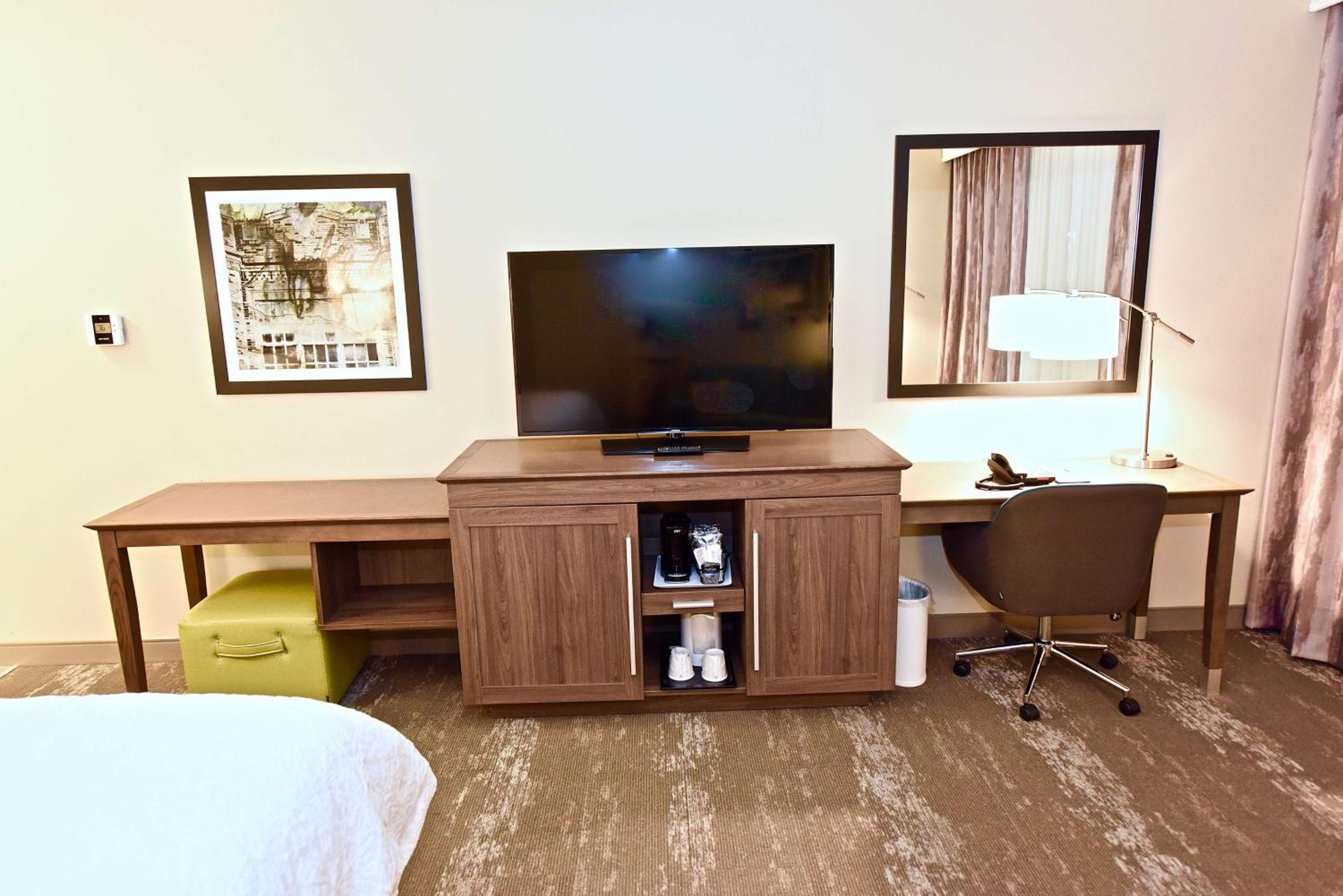 King Room with Sofa Bed - Mobility Access/Non-Smoking photo 3