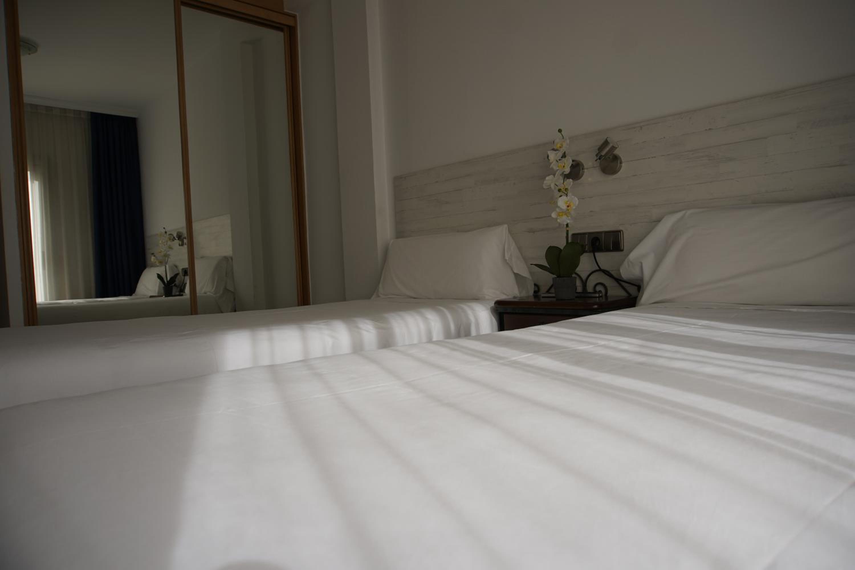 Budget Double Room - Photo 3
