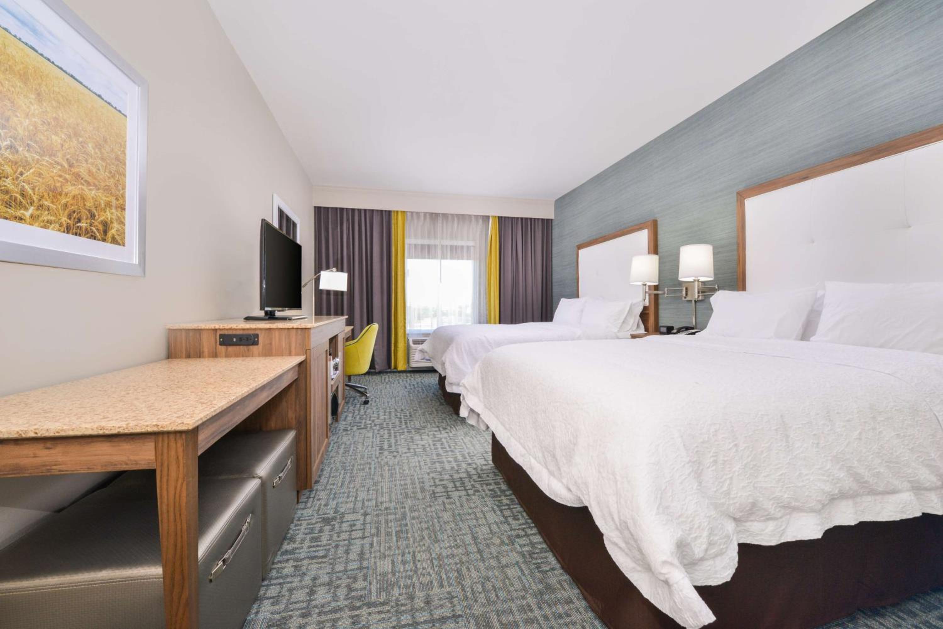 Queen Room with Two Queen Beds (4 Adults) photo 2