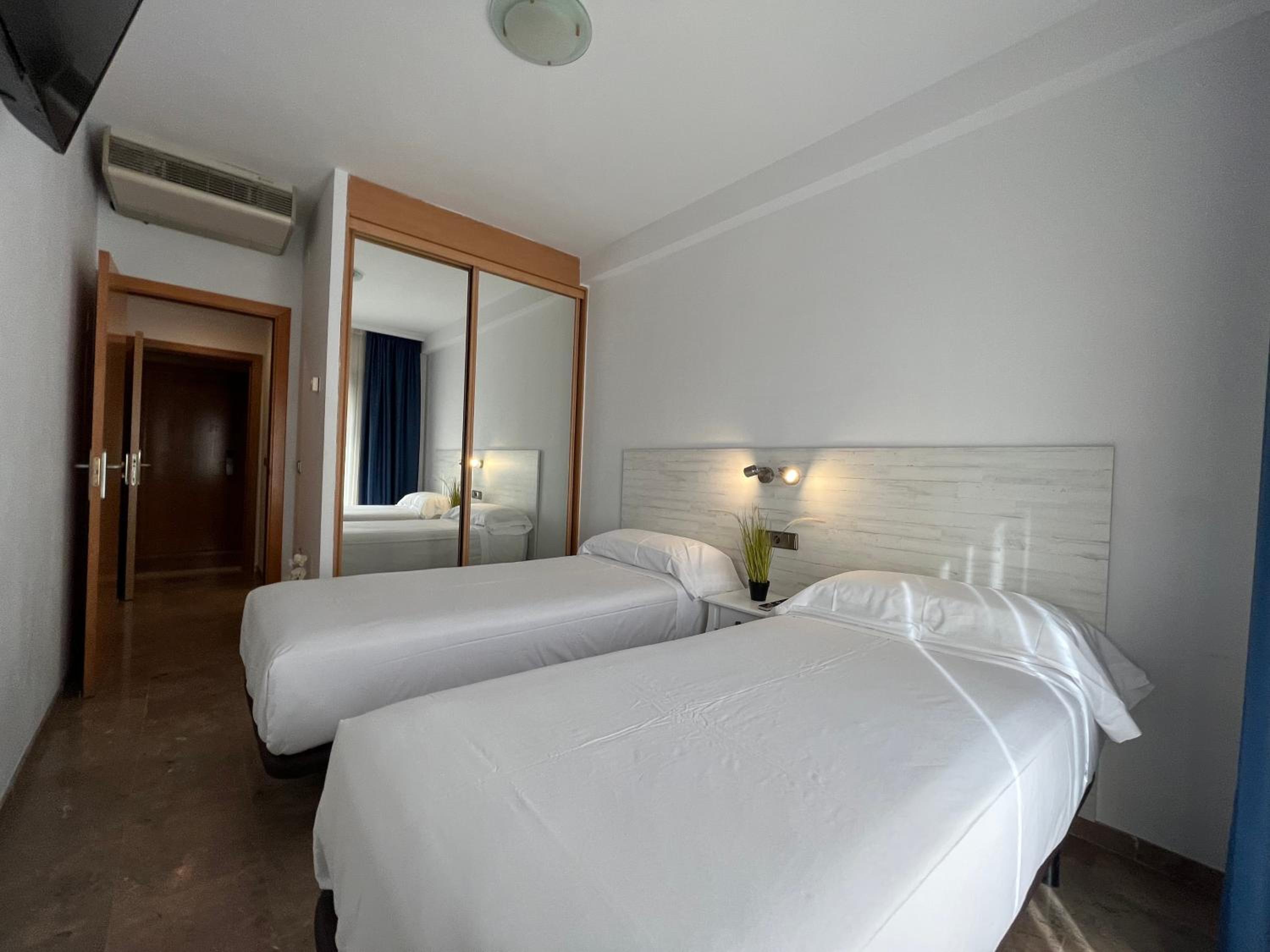 Budget Double Room - Photo 2