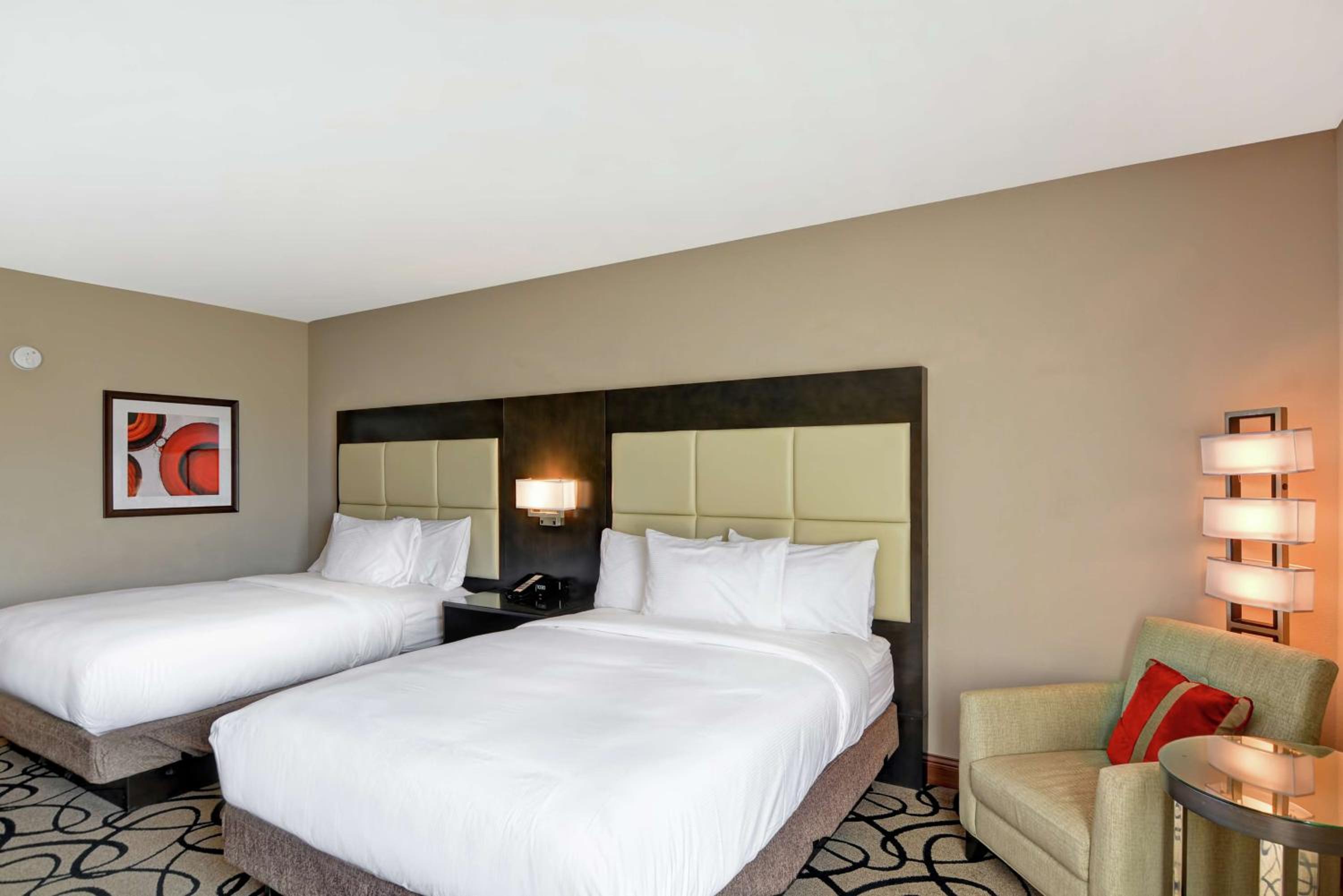 Queen Room with Two Queen Beds photo 2