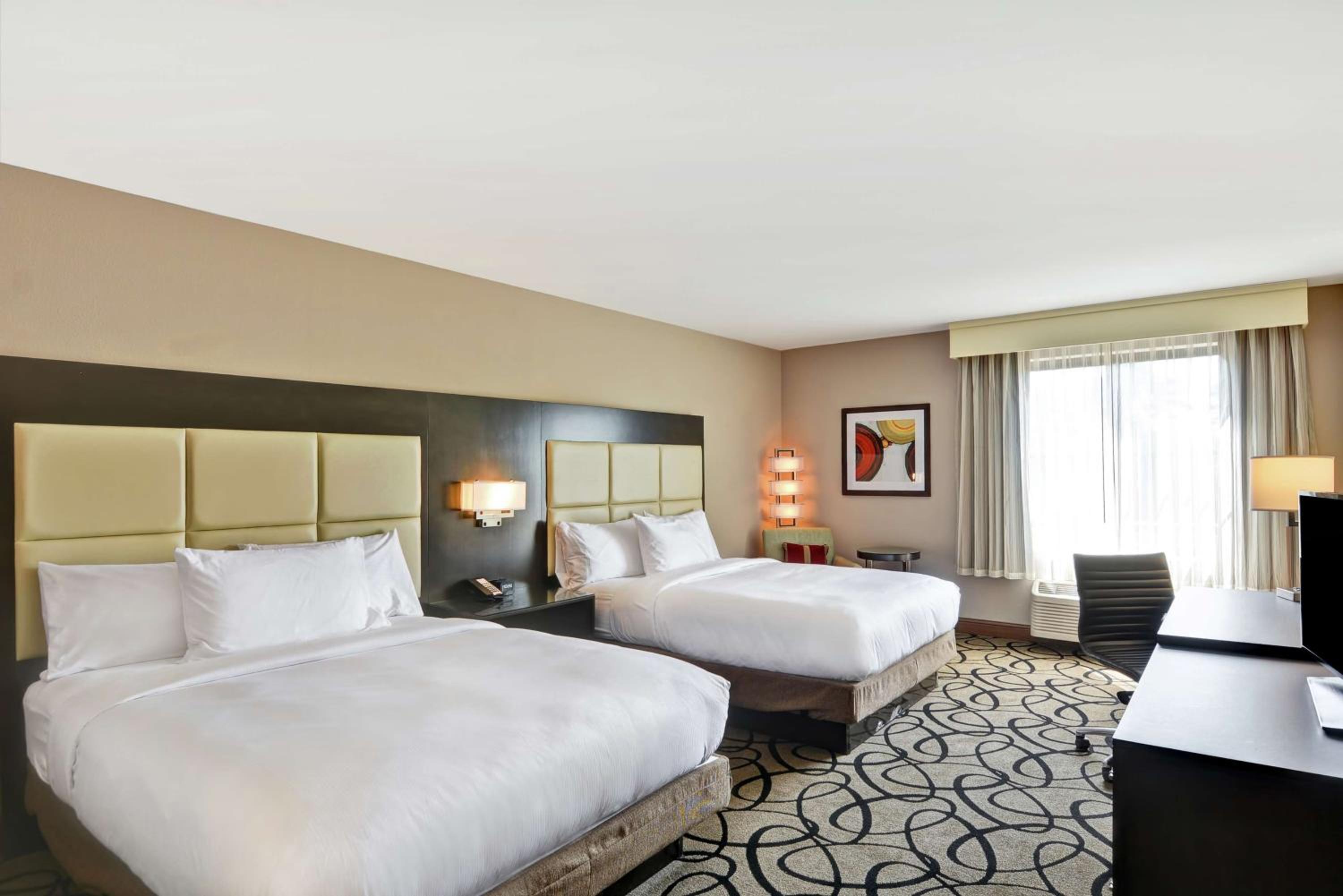 Queen Room with Two Queen Beds photo 3