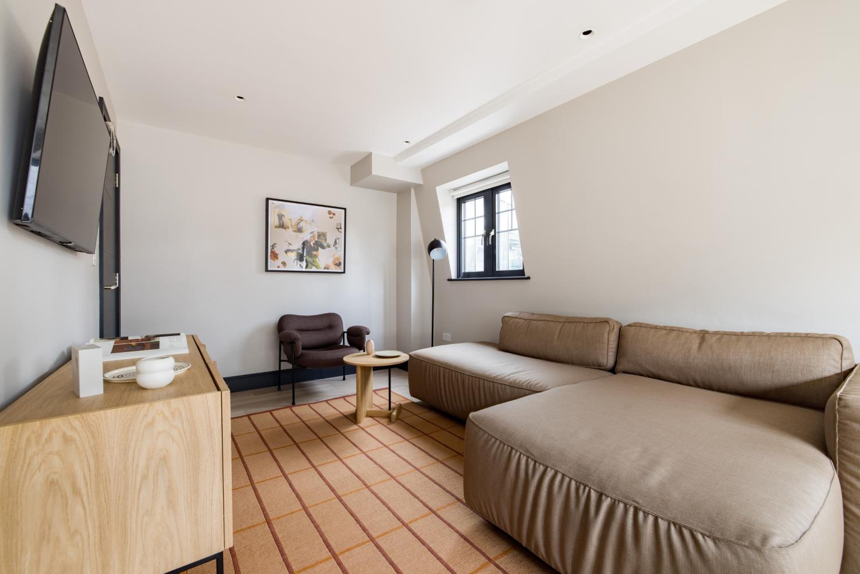Three-Bedroom Apartment photo 3