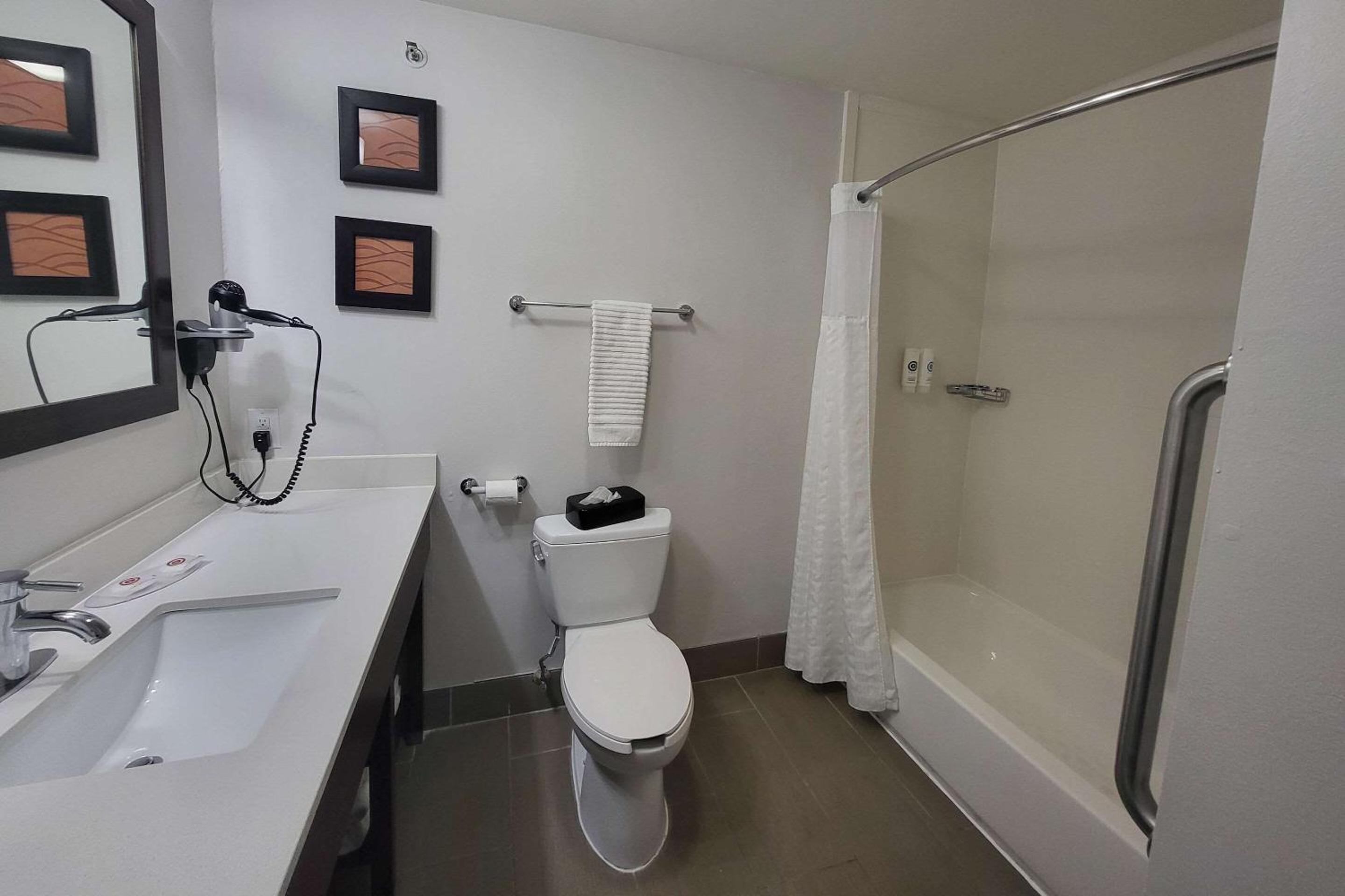 Deluxe King Room - Accessible/Non-Smoking - Photo 2