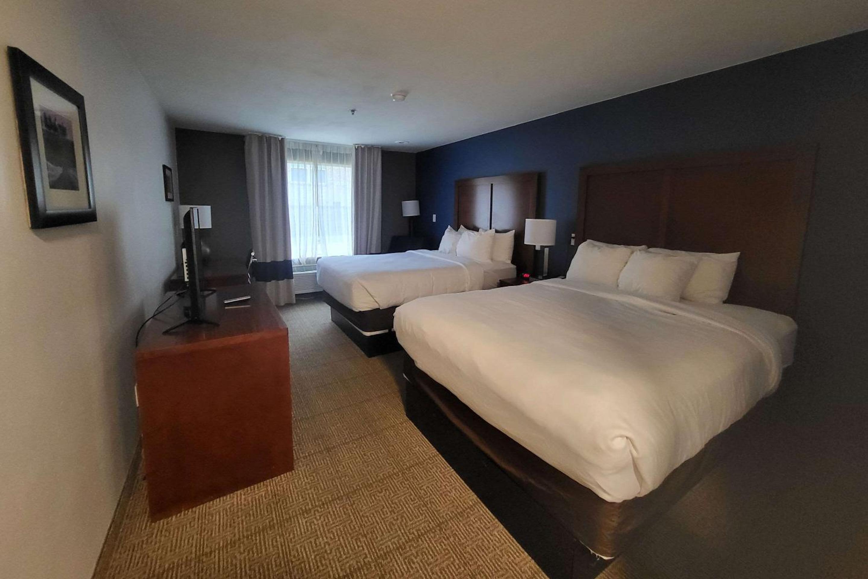 Queen Room with Two Queen Beds - Photo 3
