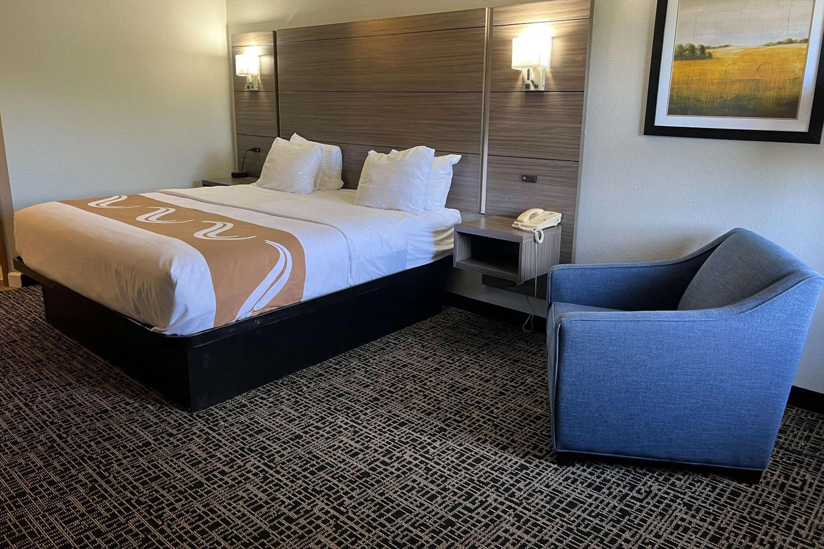 King Suite with Hot Tub - Non-Smoking photo 1