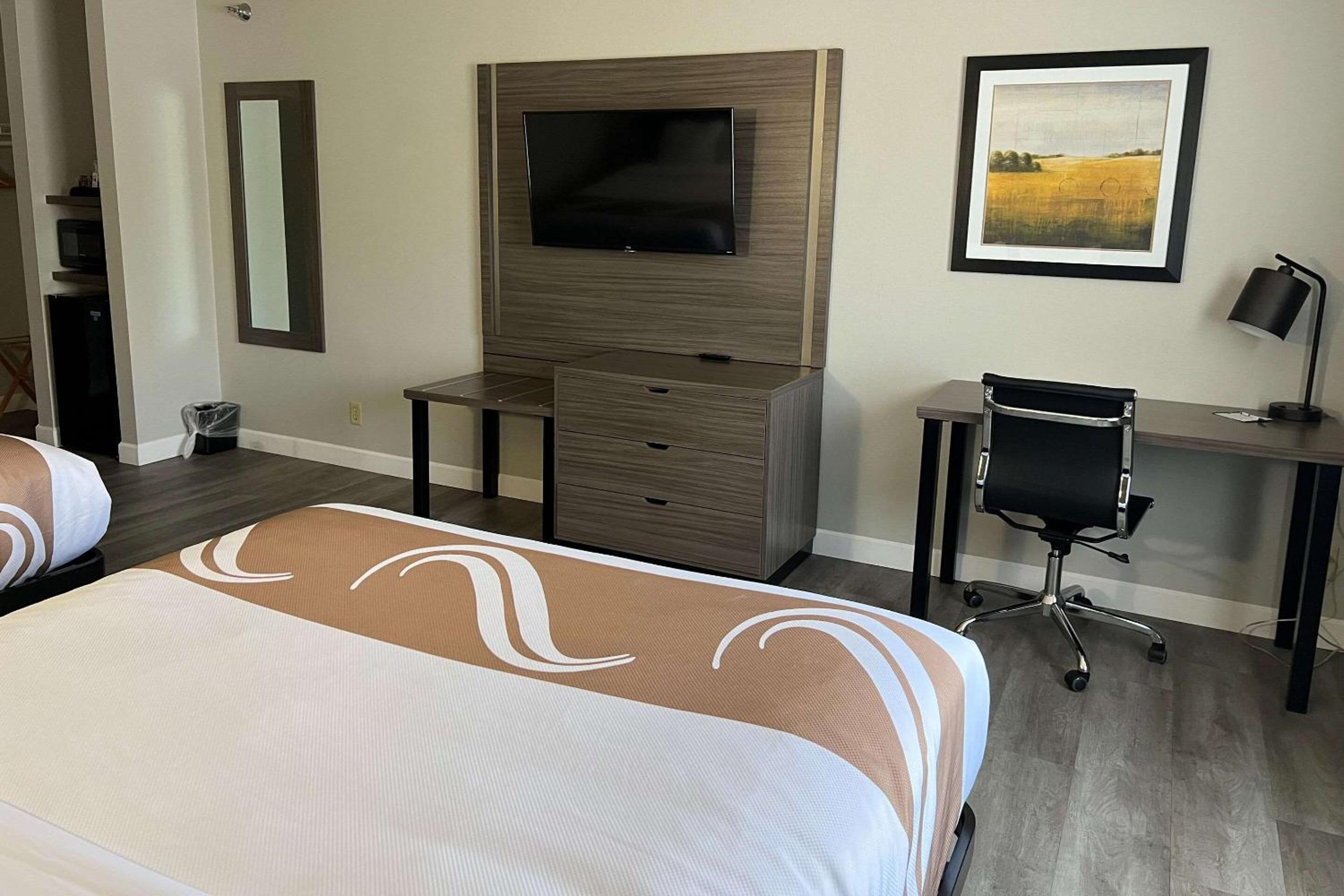 Queen Room with Two Queen Beds - Non-Smoking photo 3