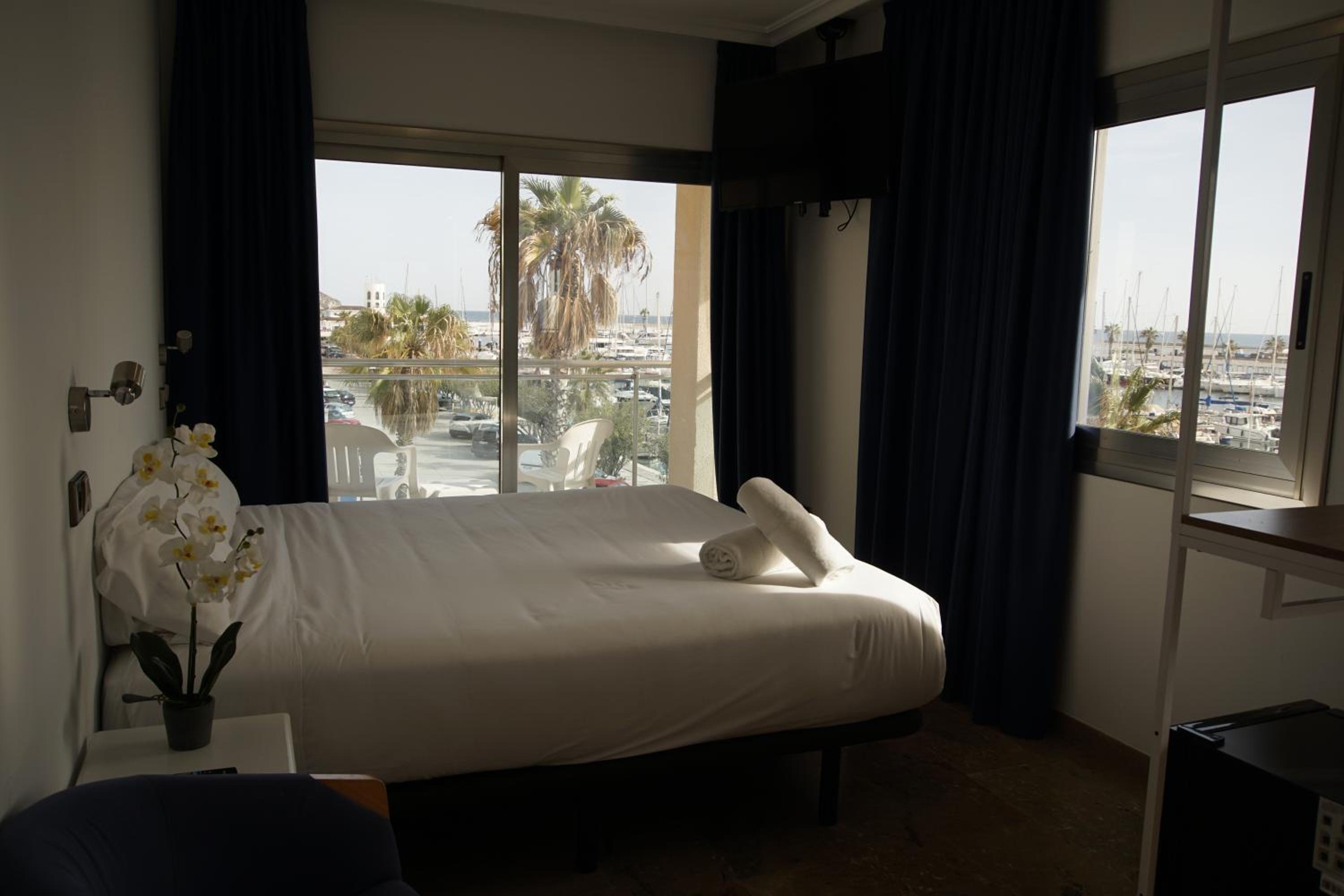 Double or Twin Room with terrace  with Marina Views (1 - 2 Adults)  - Photo 3