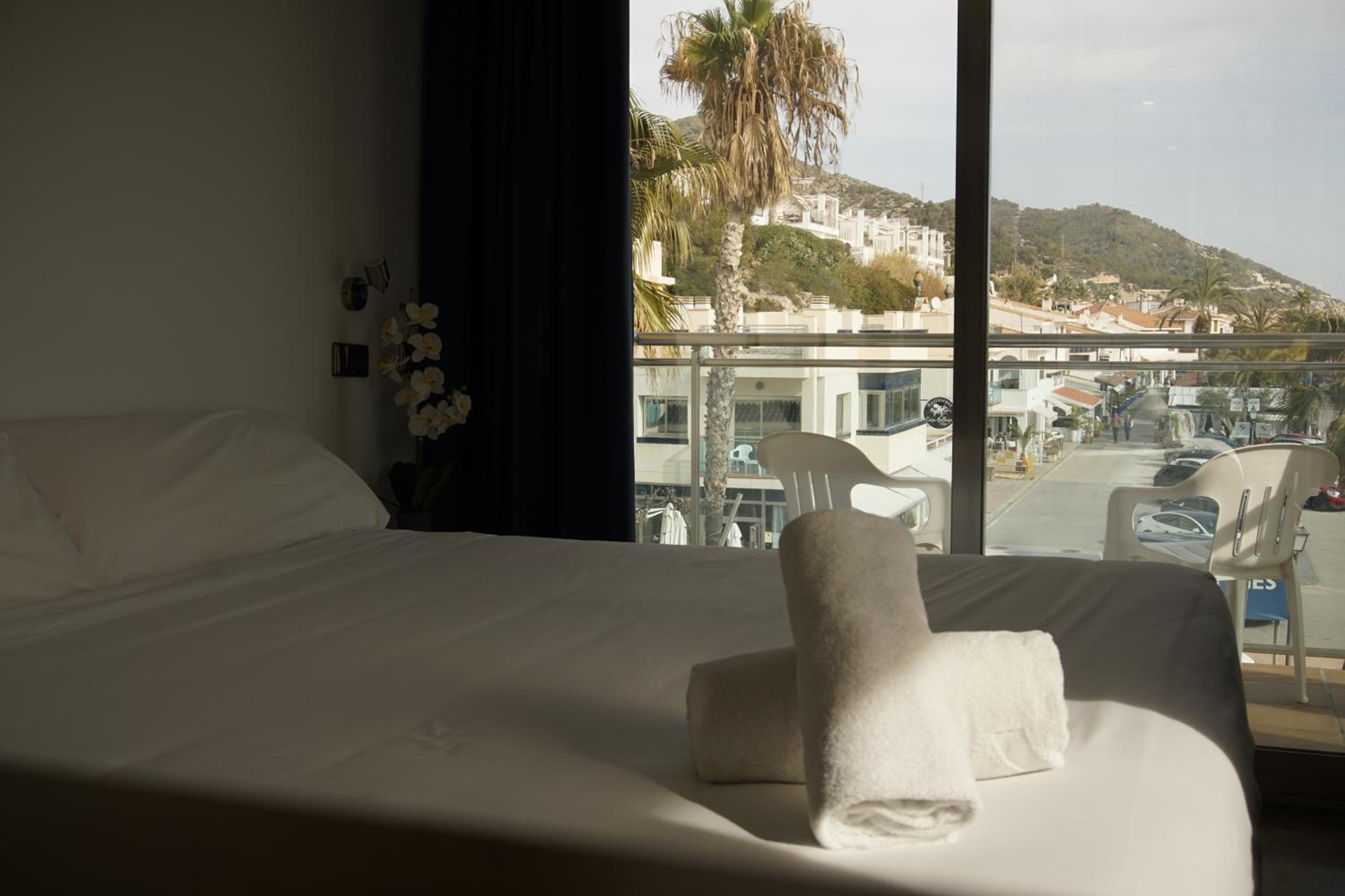 Double or Twin Room with terrace  with Marina Views (1 - 2 Adults)  - Photo 7