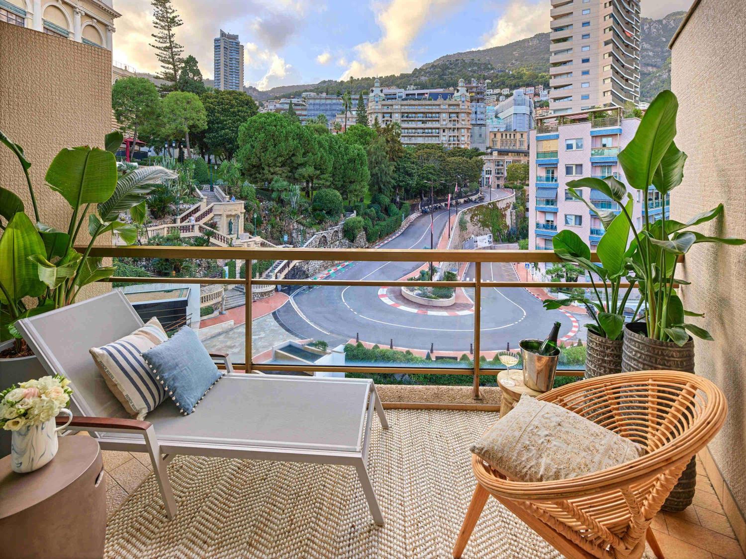 Hairpin Room with City View and 1 King Bed