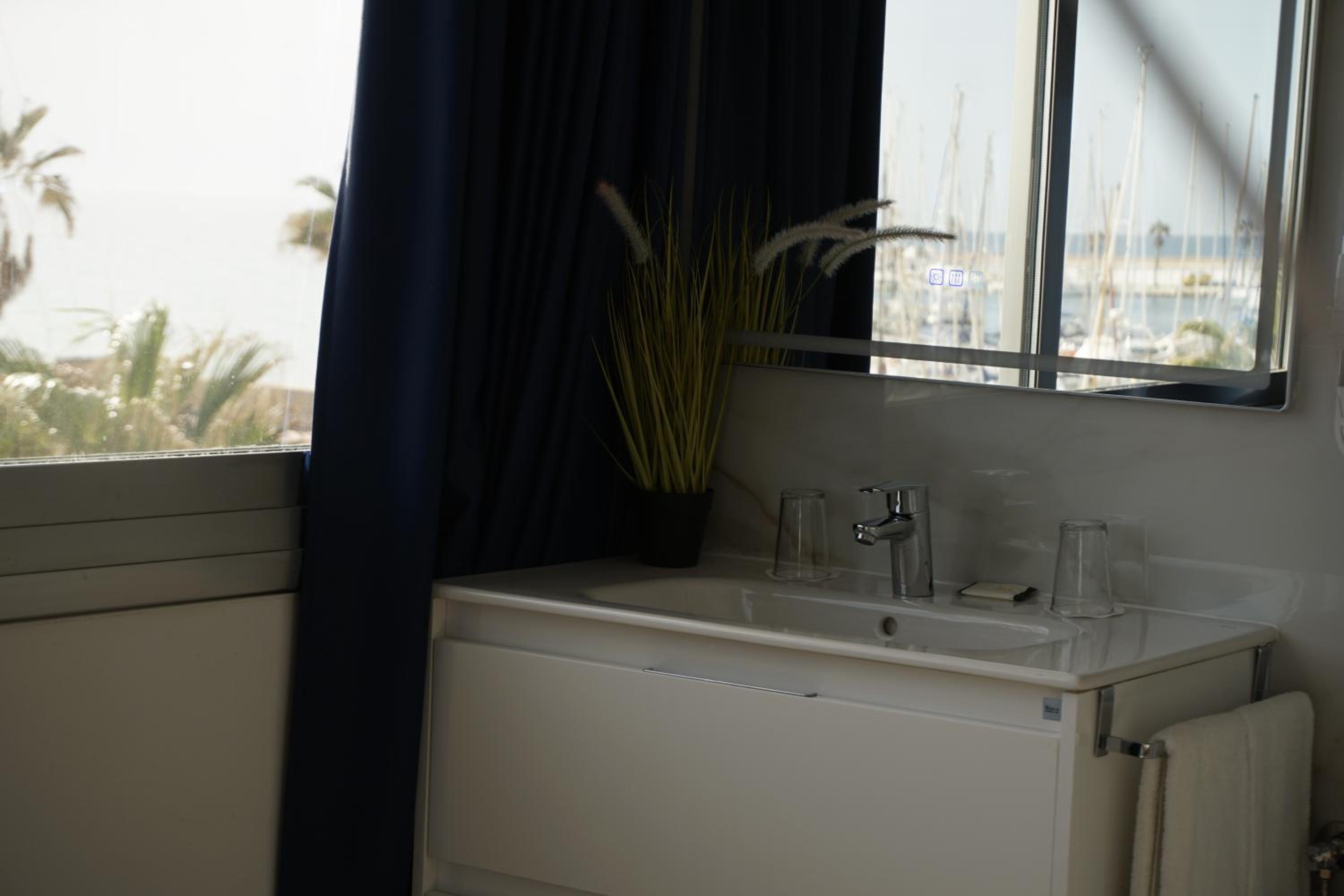 Double or Twin Room with terrace  with Marina Views (1 - 2 Adults)  - Photo 8