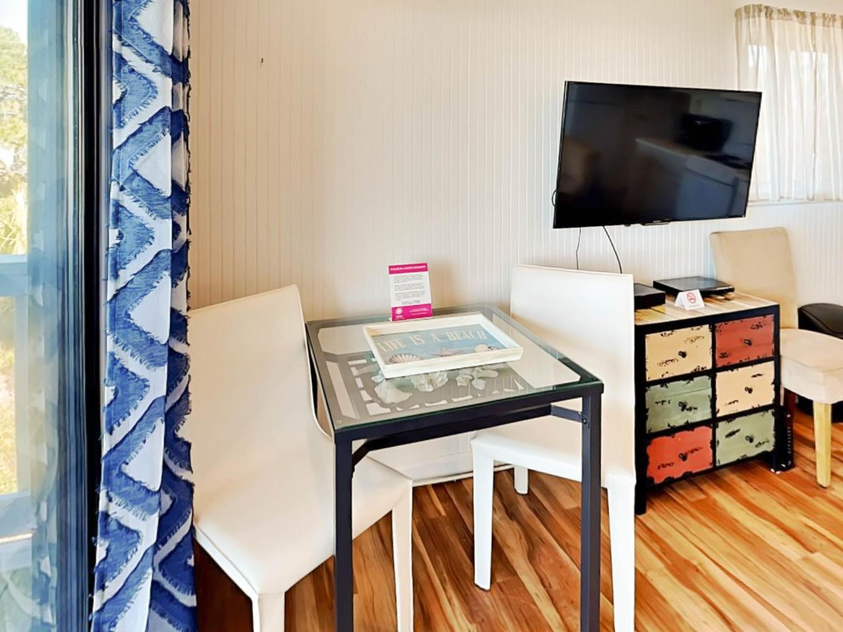 One-Bedroom Apartment with Balcony and Water View photo 2