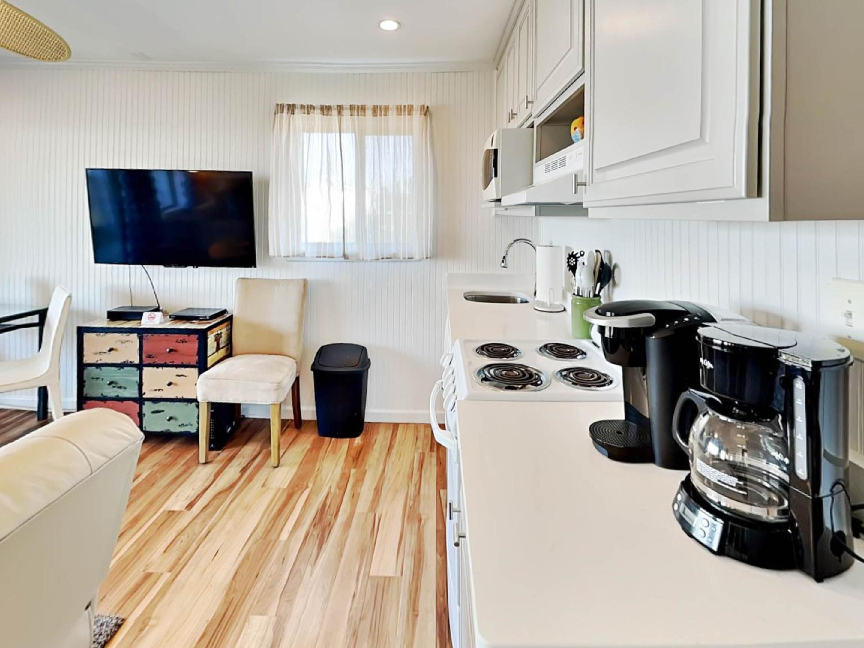 One-Bedroom Apartment with Balcony and Water View photo 3