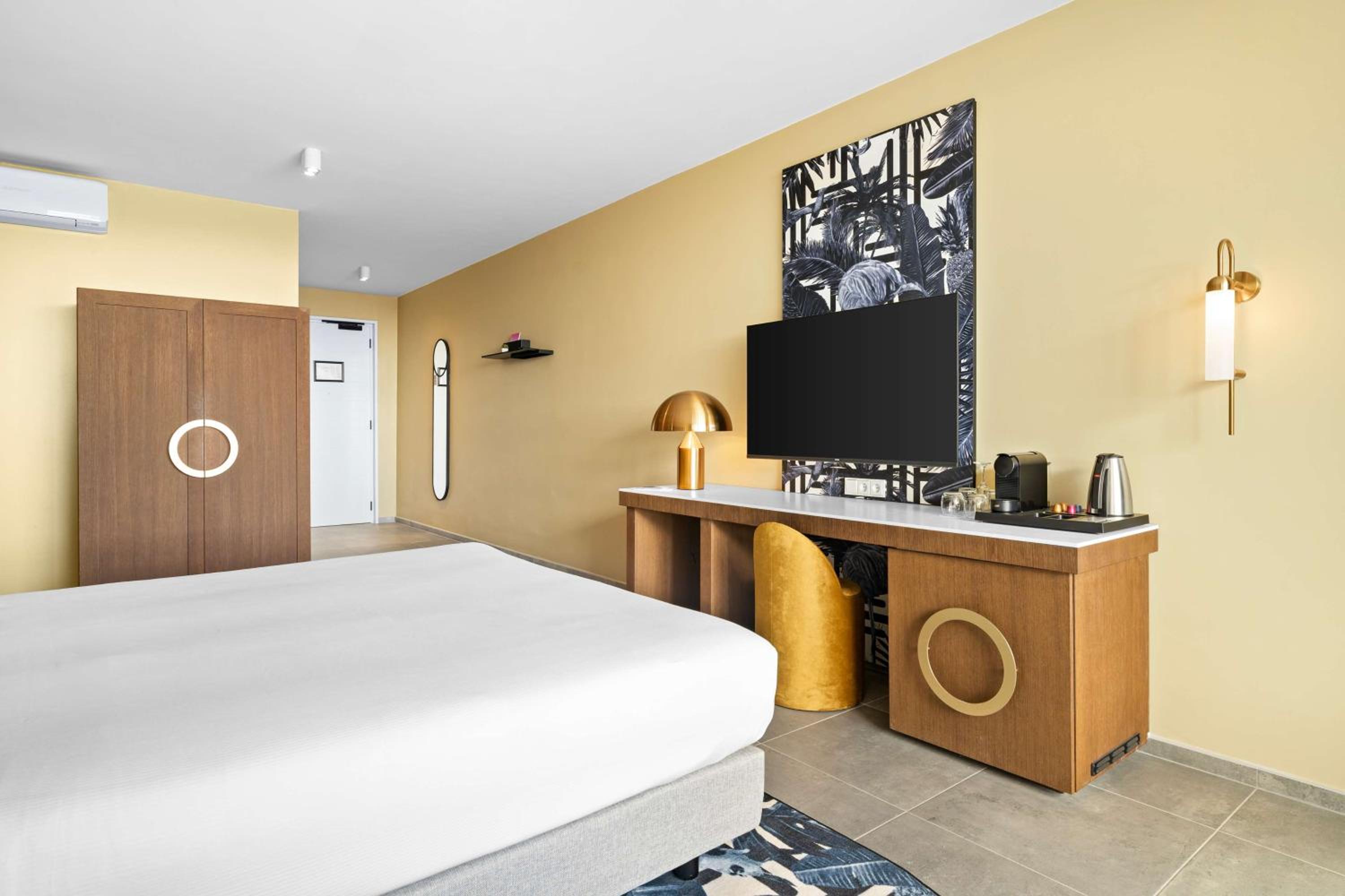 Deluxe Cruiseship King Room with Ocean View