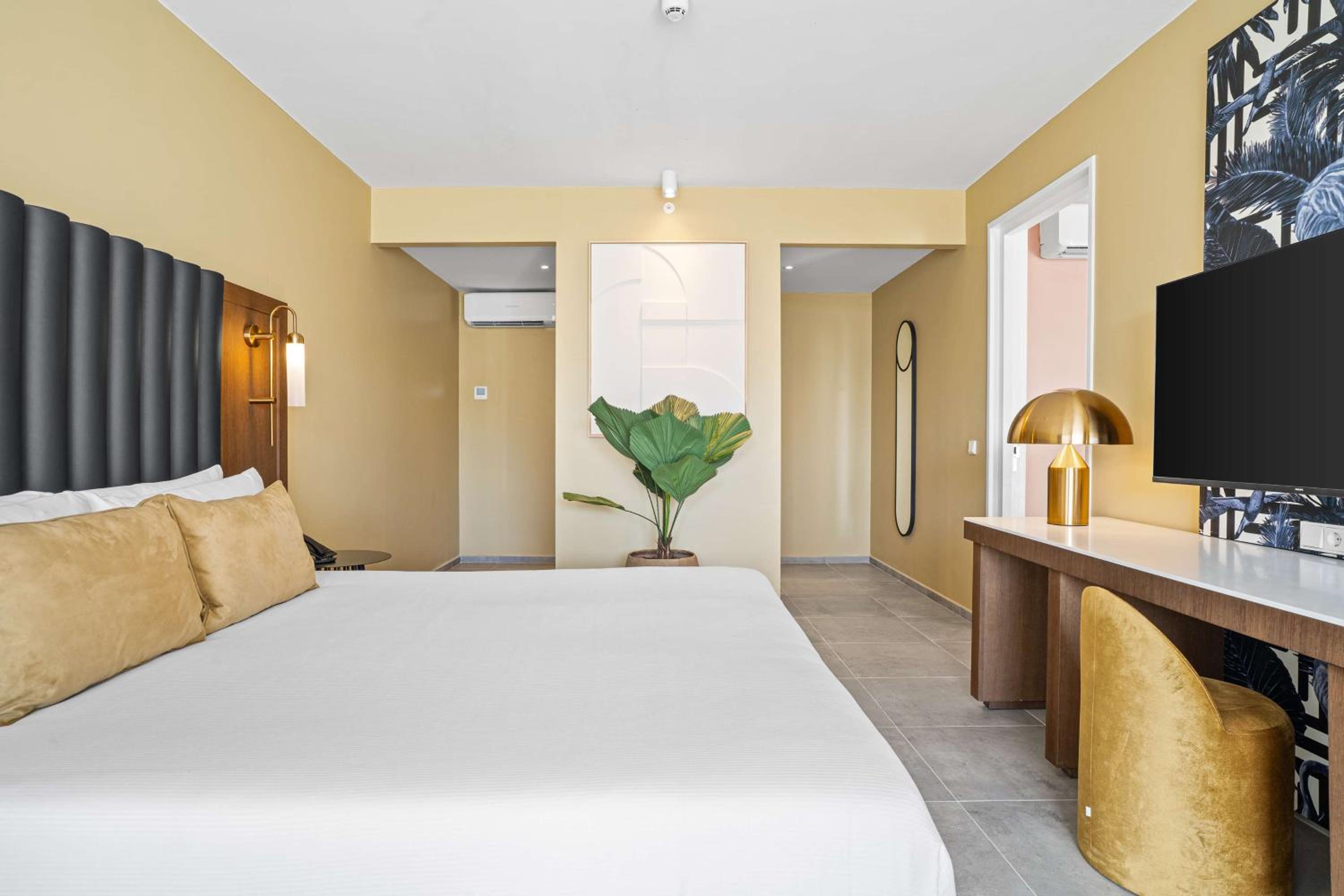 One-Bedroom King Suite