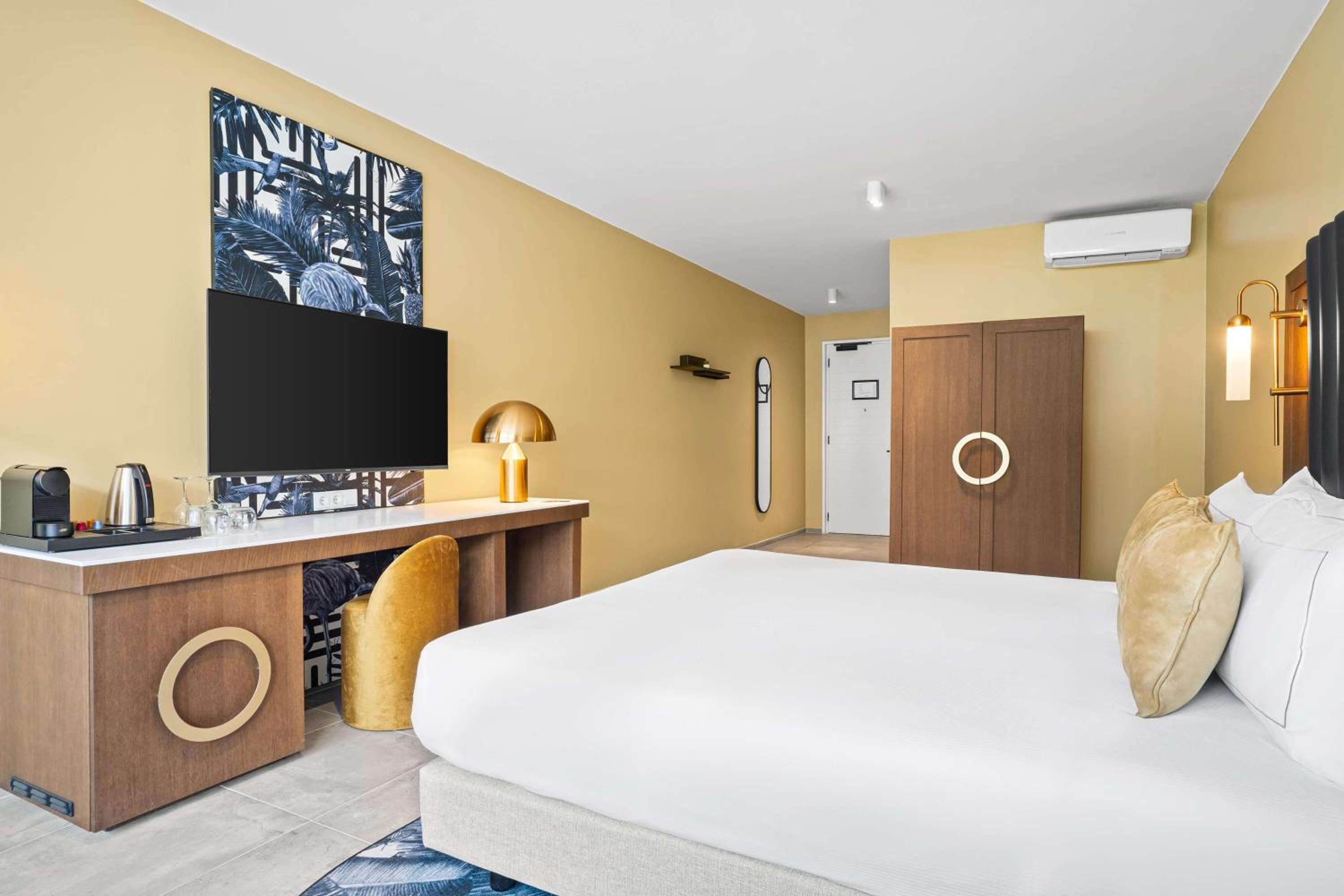 Deluxe King Room - Swim Up Room thumbnail 5